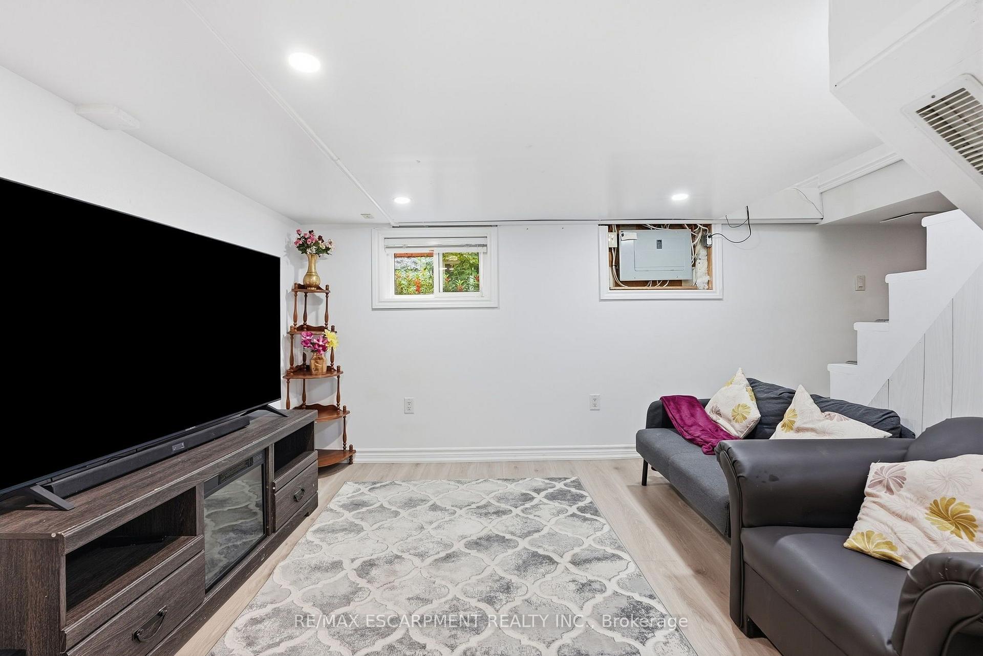 Photo 17 of 127 Park Row N, Hamilton, Crown Point — HOMEH