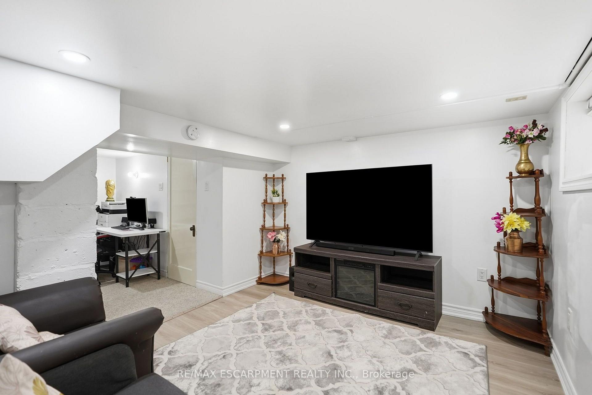 Photo 18 of 127 Park Row N, Hamilton, Crown Point — HOMEH