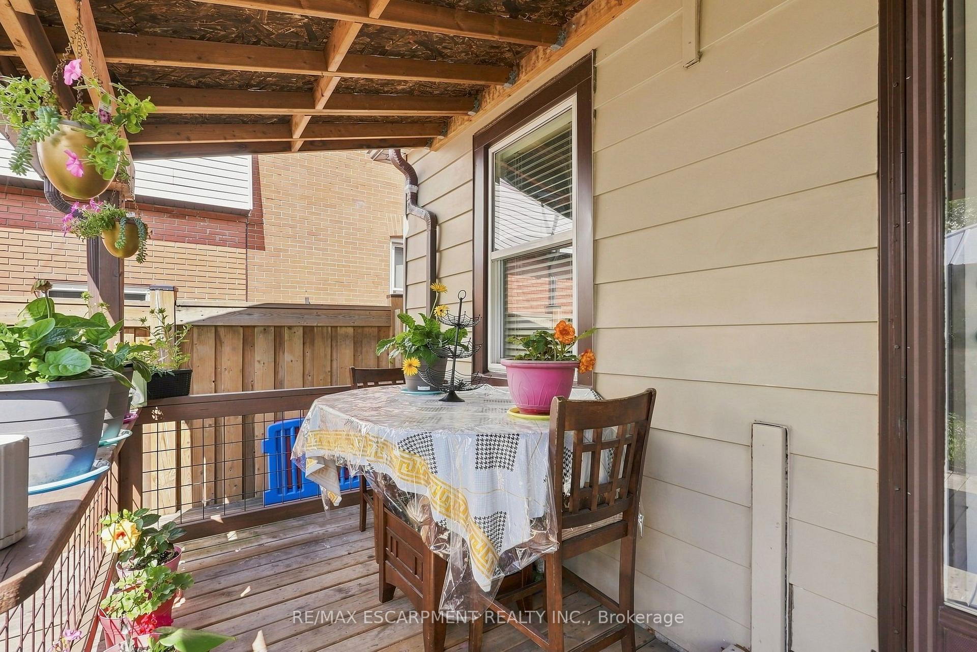 Photo 26 of 127 Park Row N, Hamilton, Crown Point — HOMEH