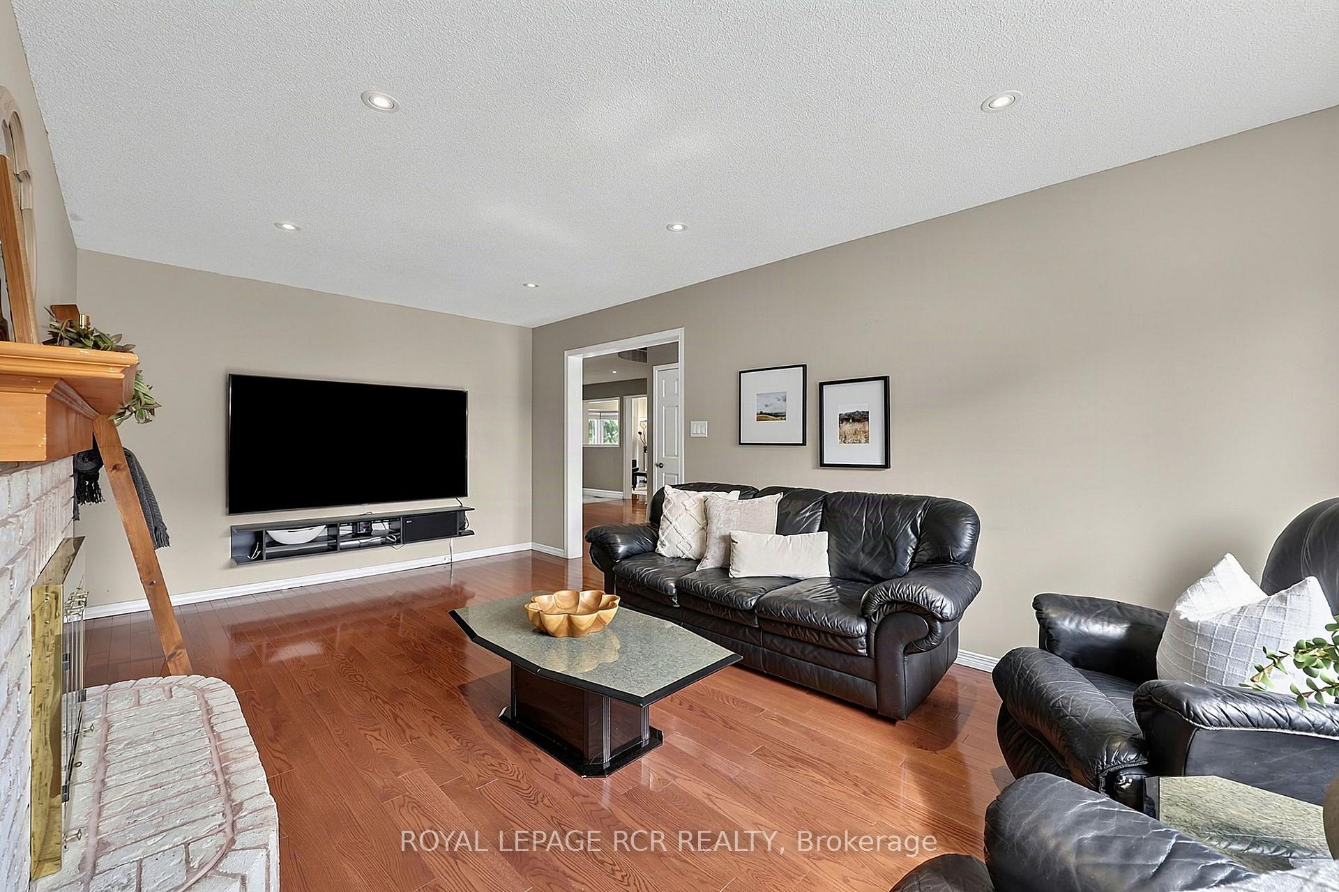 Photo 10 of 18 Mccabe Crescent, Caledon, Bolton North — HOMEH