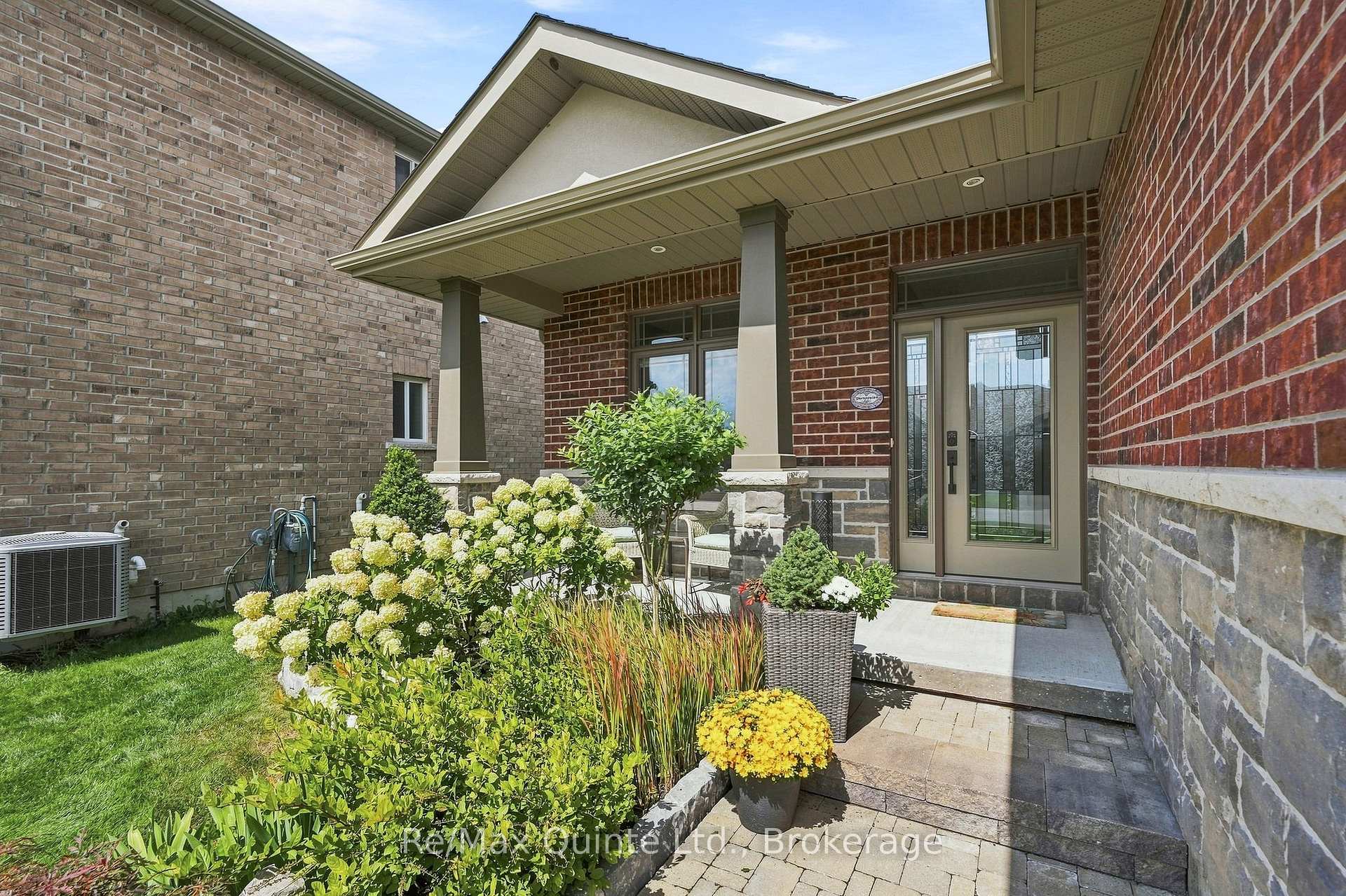 Photo 2 of 40 Farmington Crescent, Belleville, Belleville Ward — HOMEH