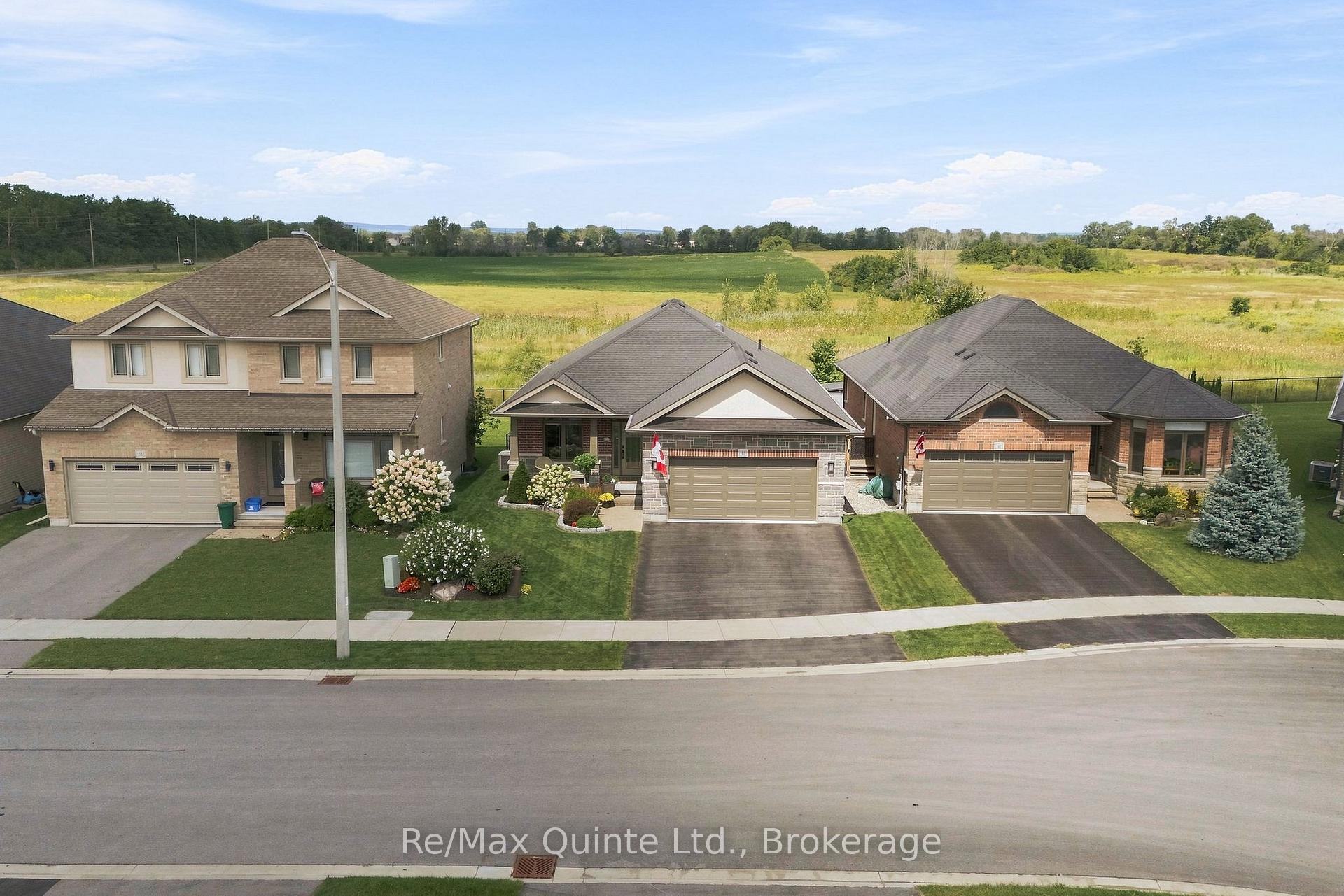 Photo 3 of 40 Farmington Crescent, Belleville, Belleville Ward — HOMEH
