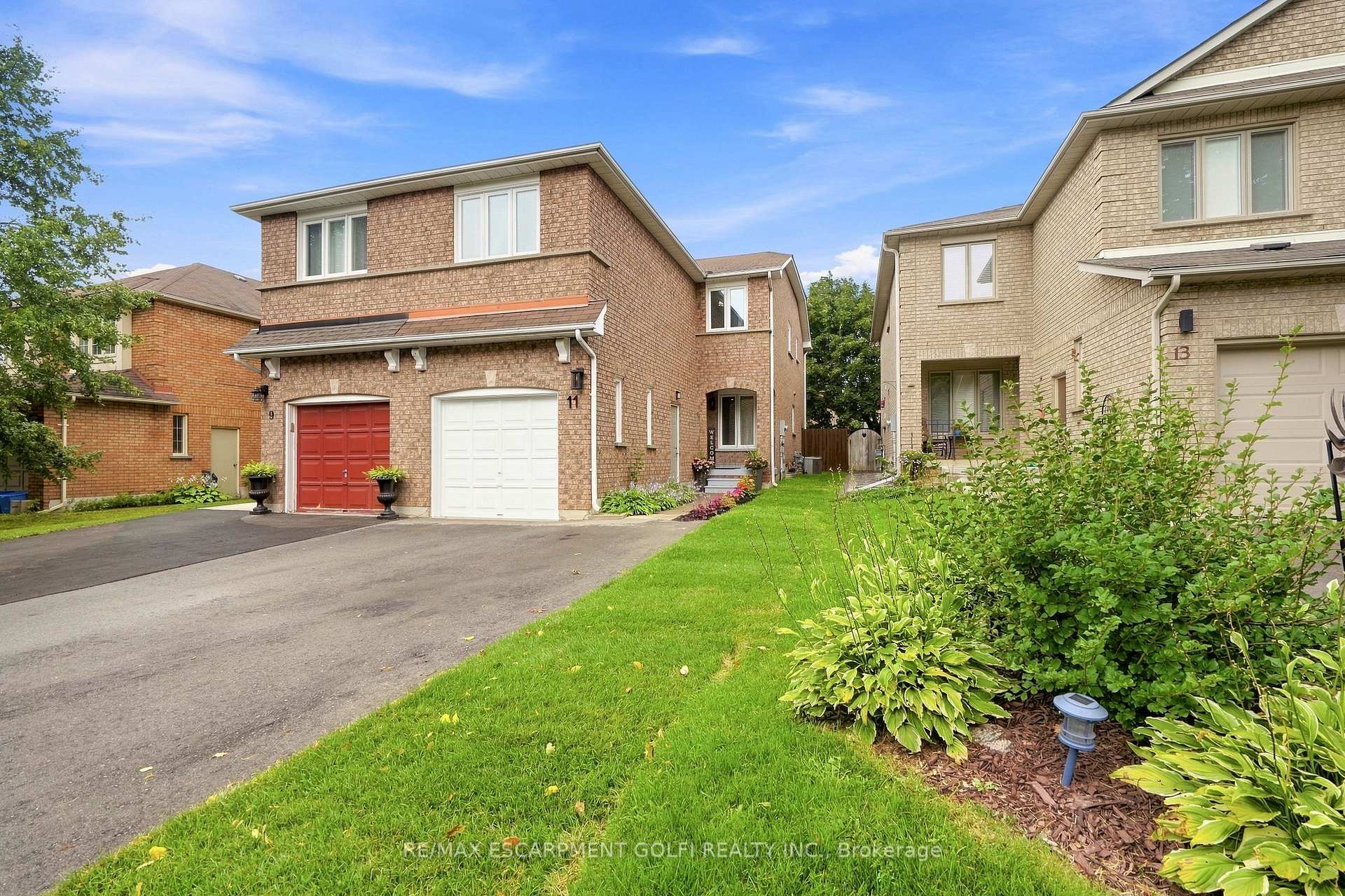 Photo 2 of 11 Wakefield Lane, Hamilton, Waterdown — HOMEH