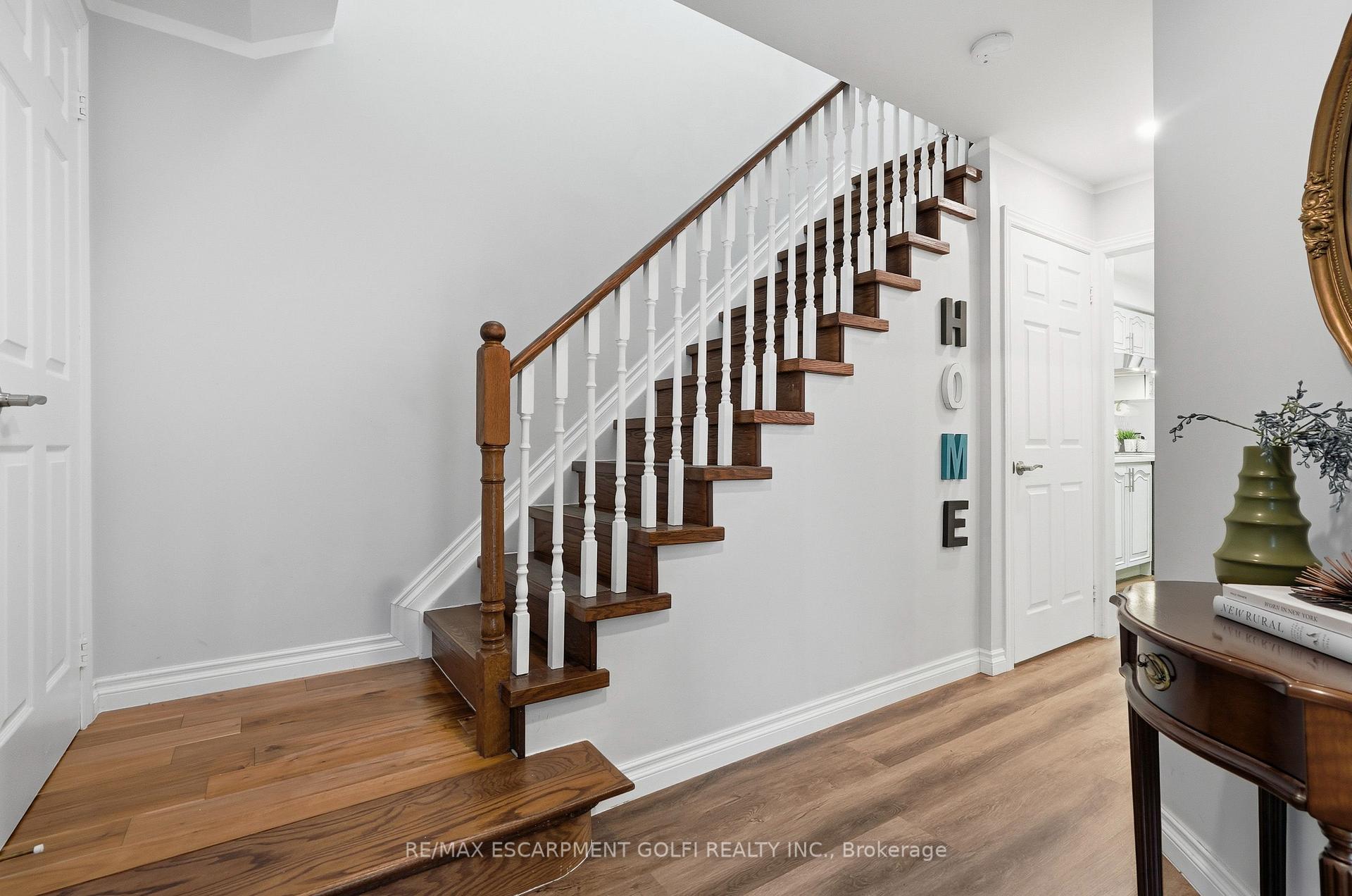 Photo 5 of 11 Wakefield Lane, Hamilton, Waterdown — HOMEH