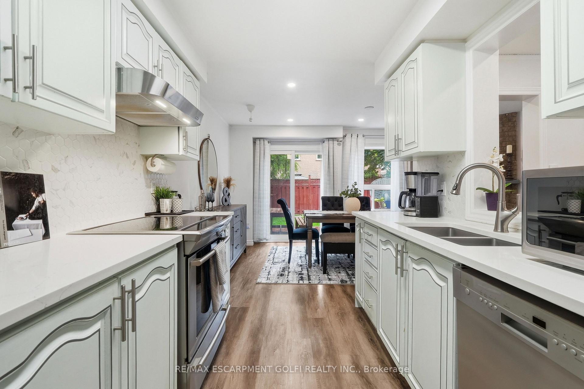 Photo 13 of 11 Wakefield Lane, Hamilton, Waterdown — HOMEH