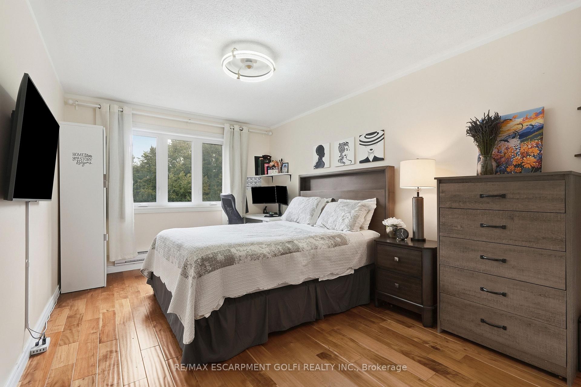 Photo 18 of 11 Wakefield Lane, Hamilton, Waterdown — HOMEH