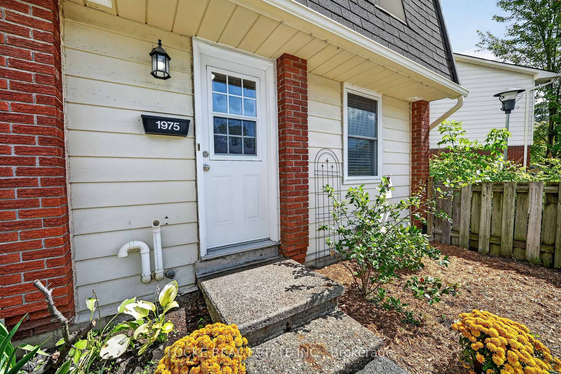 Photo 2 of Unit 28, 1975 Fairglen Mews, Ottawa, Blackburn Hamlet (South) — HOMEH