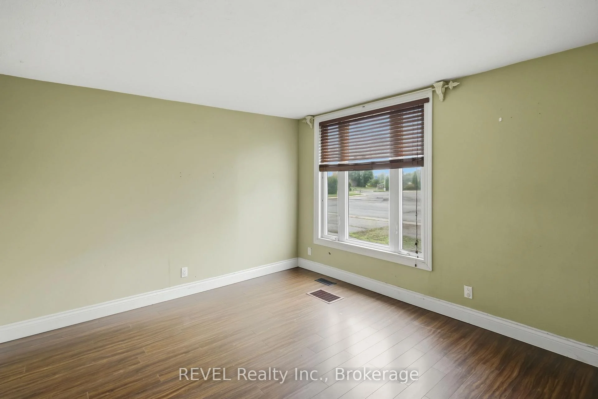 Photo 22 of 2324 Centre Street, Thorold, Allanburg/Thorold South — HOMEH