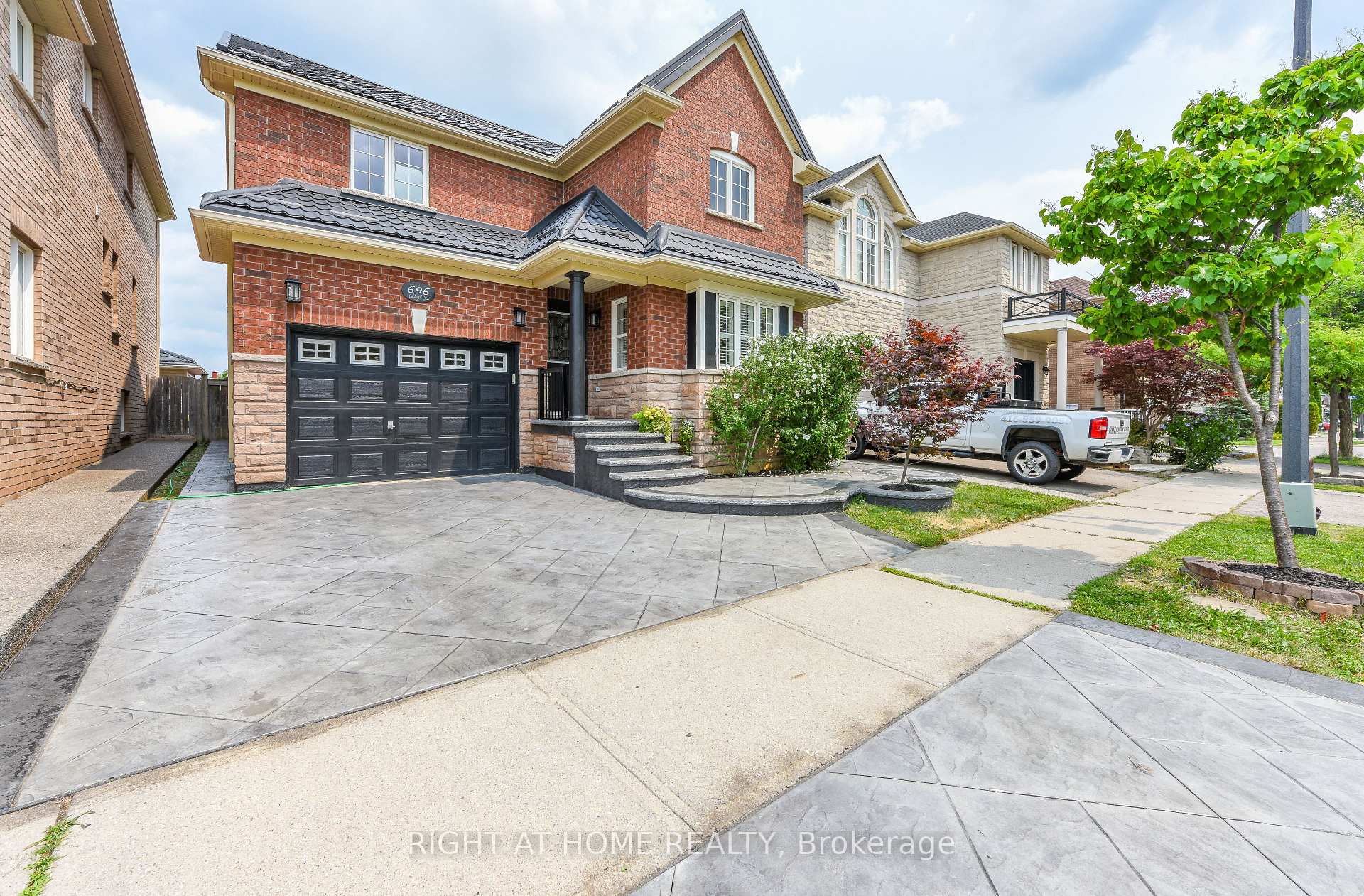 Photo 3 of 696 Caldwell Crescent, Milton, Beaty — HOMEH