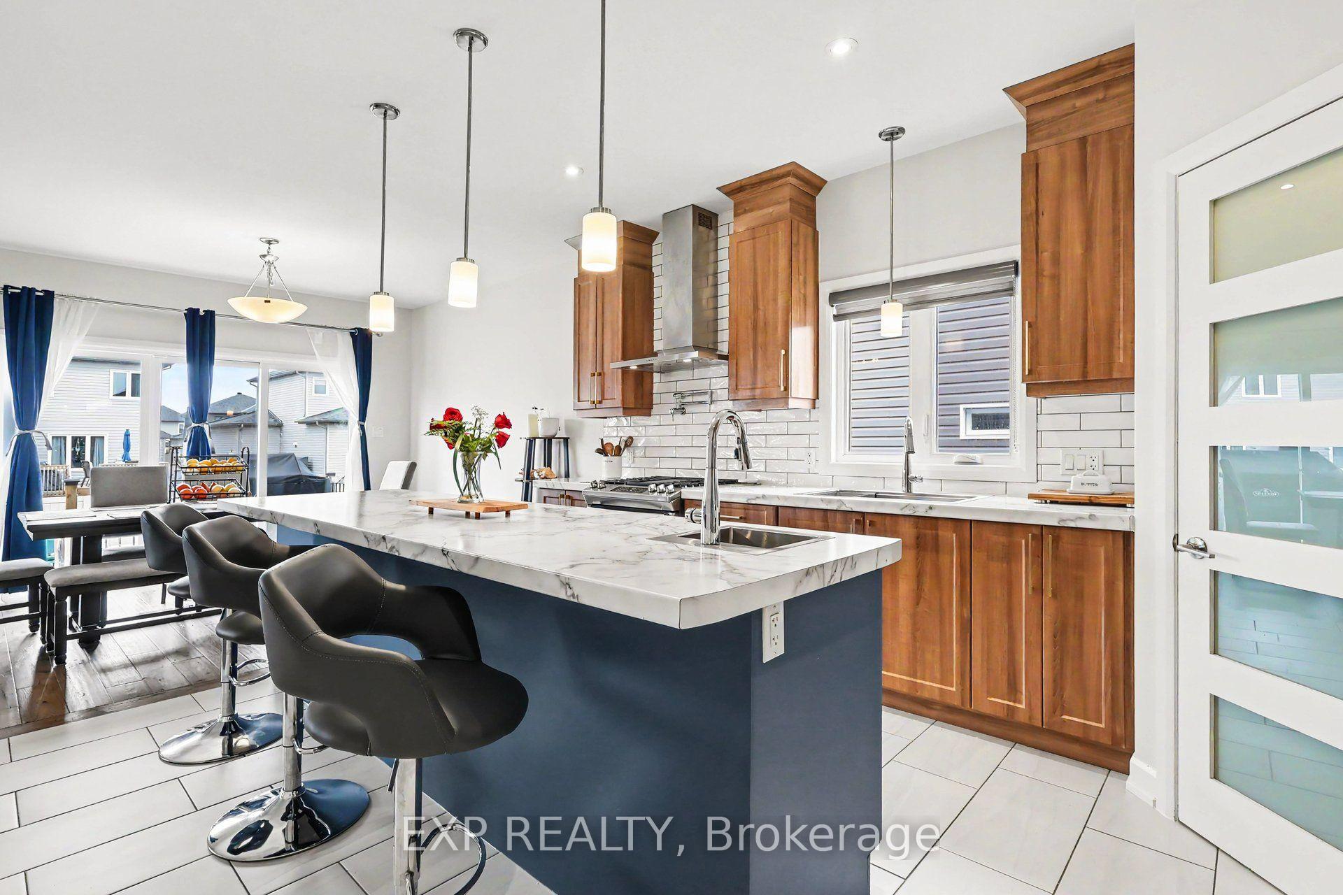 Photo 5 of 520 Lucent Street, Russell, Russell Twp — HOMEH