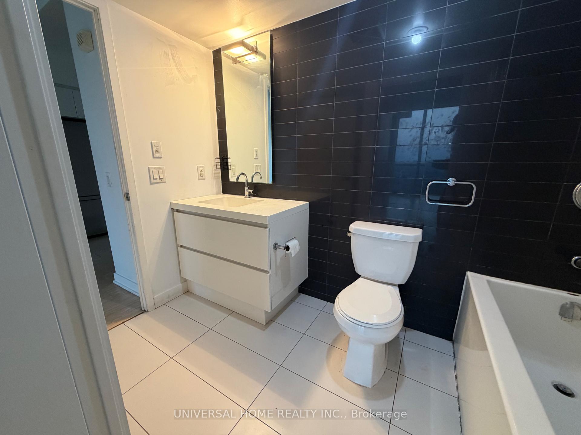 Photo 8 of Unit 4511, 85 Queens Wharf Road, Toronto, Waterfront Communities — HOMEH
