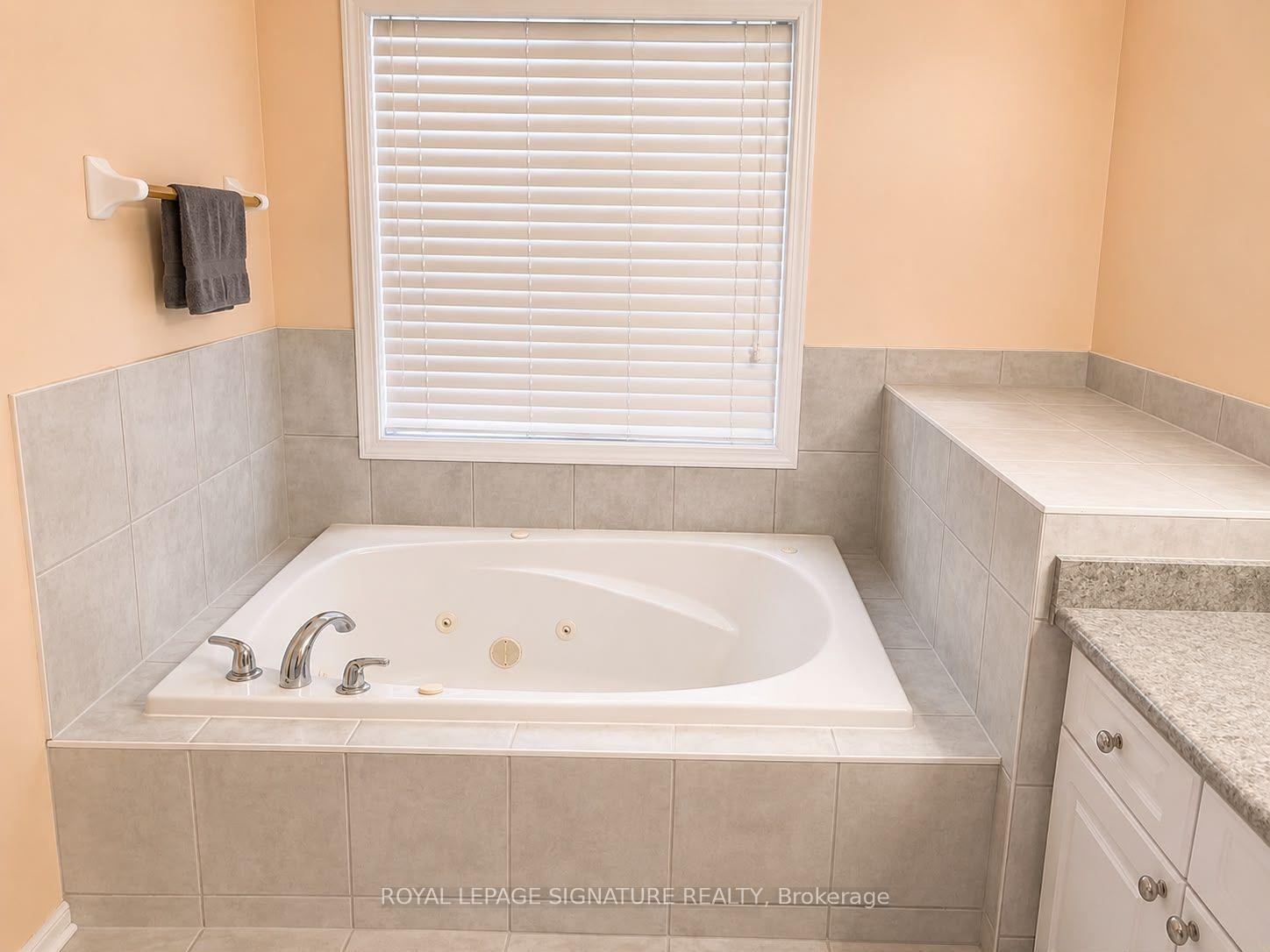 Photo 11 of Unit Upper, 10 Bonavista Drive, Brampton, Credit Valley — HOMEH