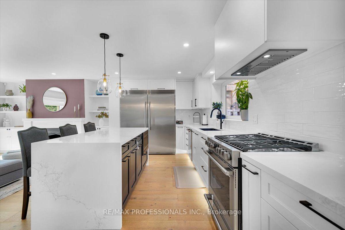 Photo 12 of 4 Winston Grove, Etobicoke, Stonegate-Queensway — HOMEH