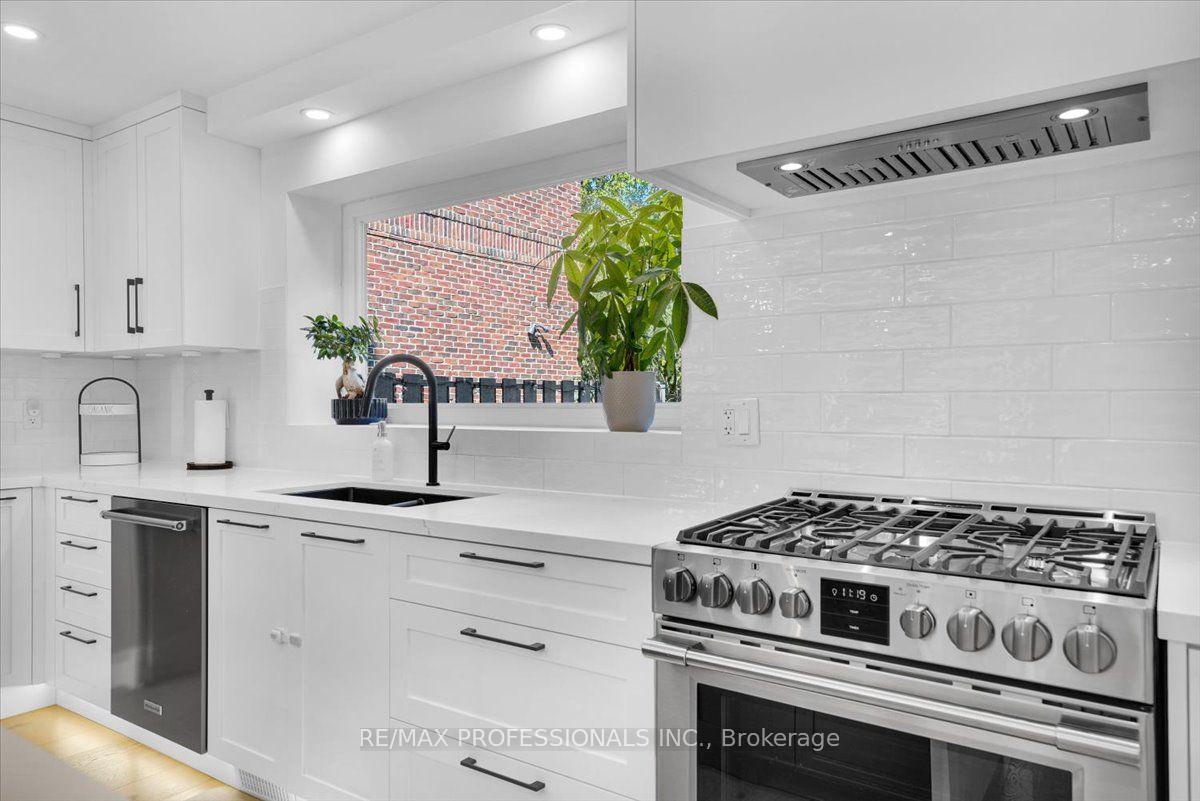Photo 15 of 4 Winston Grove, Etobicoke, Stonegate-Queensway — HOMEH