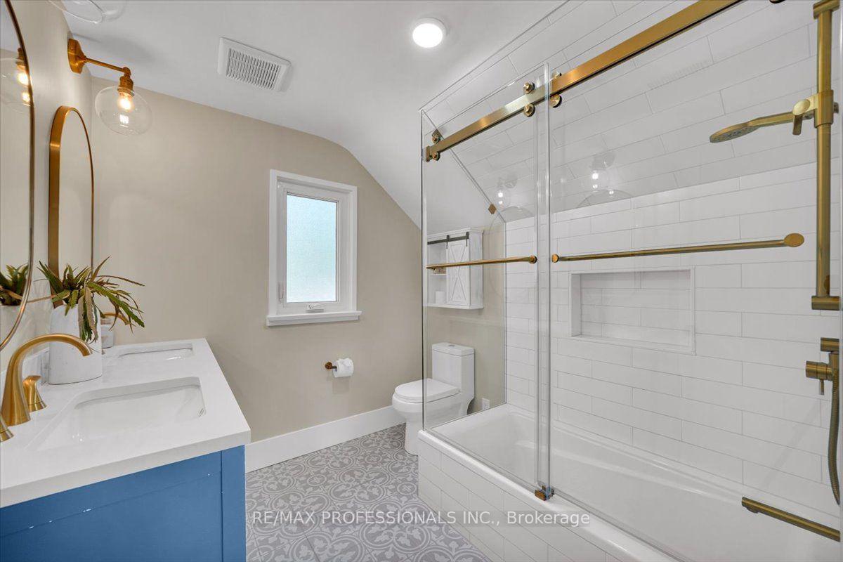 Photo 24 of 4 Winston Grove, Etobicoke, Stonegate-Queensway — HOMEH