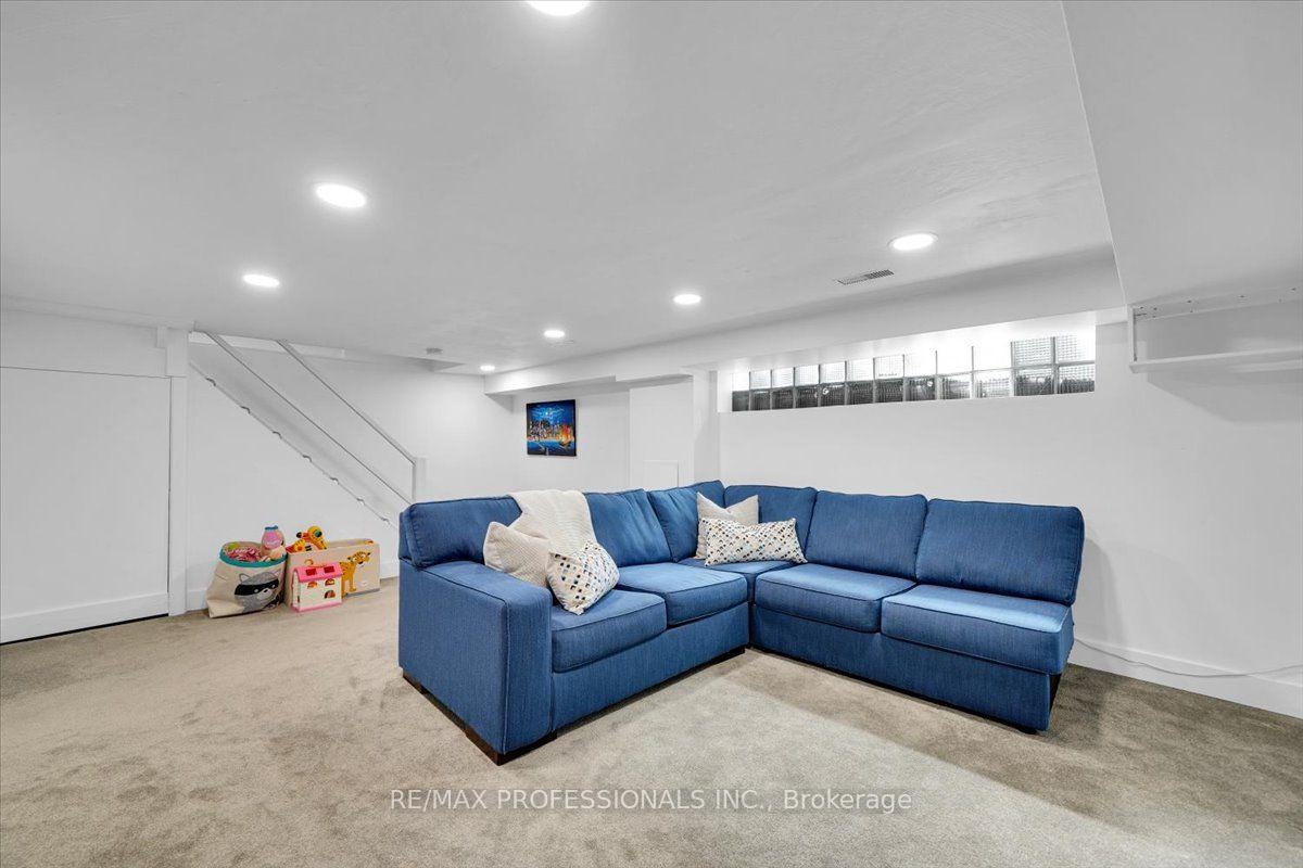 Photo 30 of 4 Winston Grove, Etobicoke, Stonegate-Queensway — HOMEH