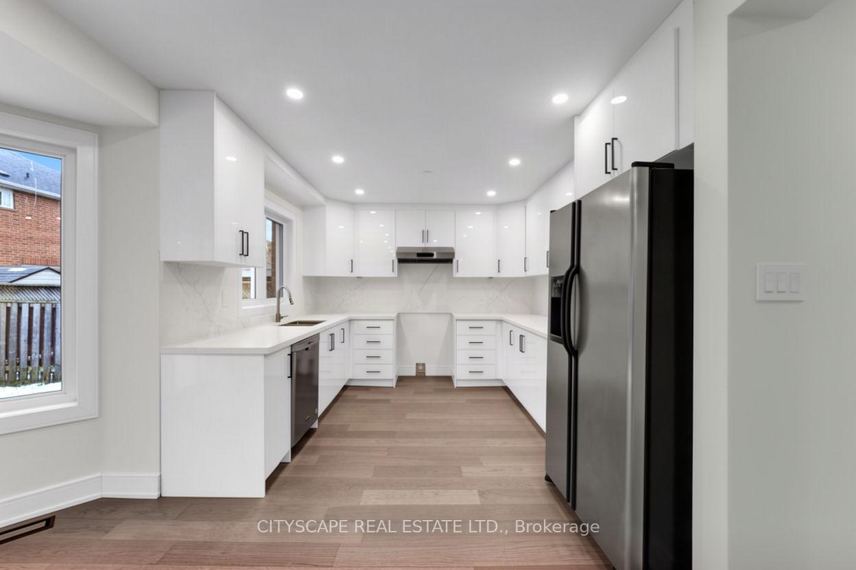 Photo 9 of 17 Ferncastle Crescent, Brampton, Fletcher's Meadow — HOMEH
