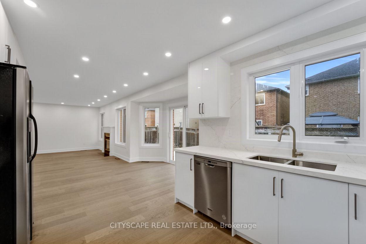 Photo 10 of 17 Ferncastle Crescent, Brampton, Fletcher's Meadow — HOMEH