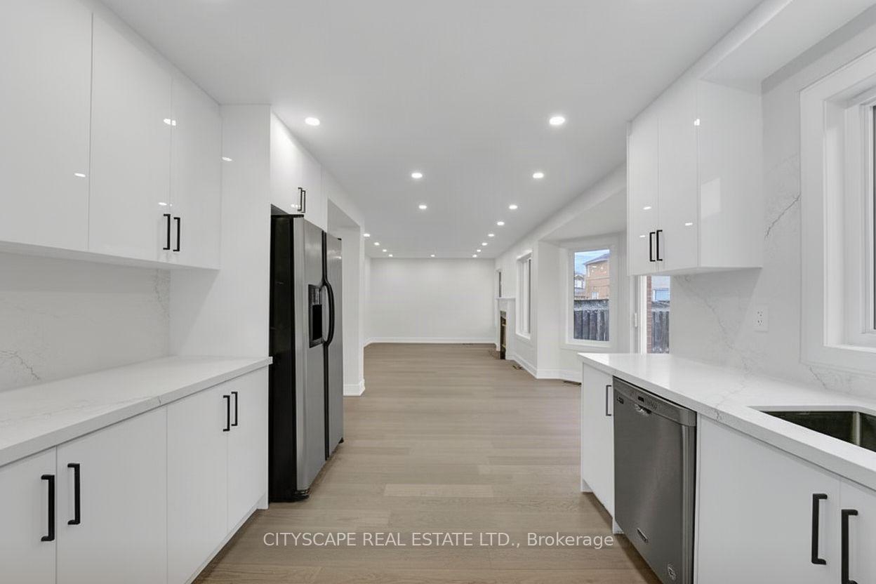 Photo 11 of 17 Ferncastle Crescent, Brampton, Fletcher's Meadow — HOMEH