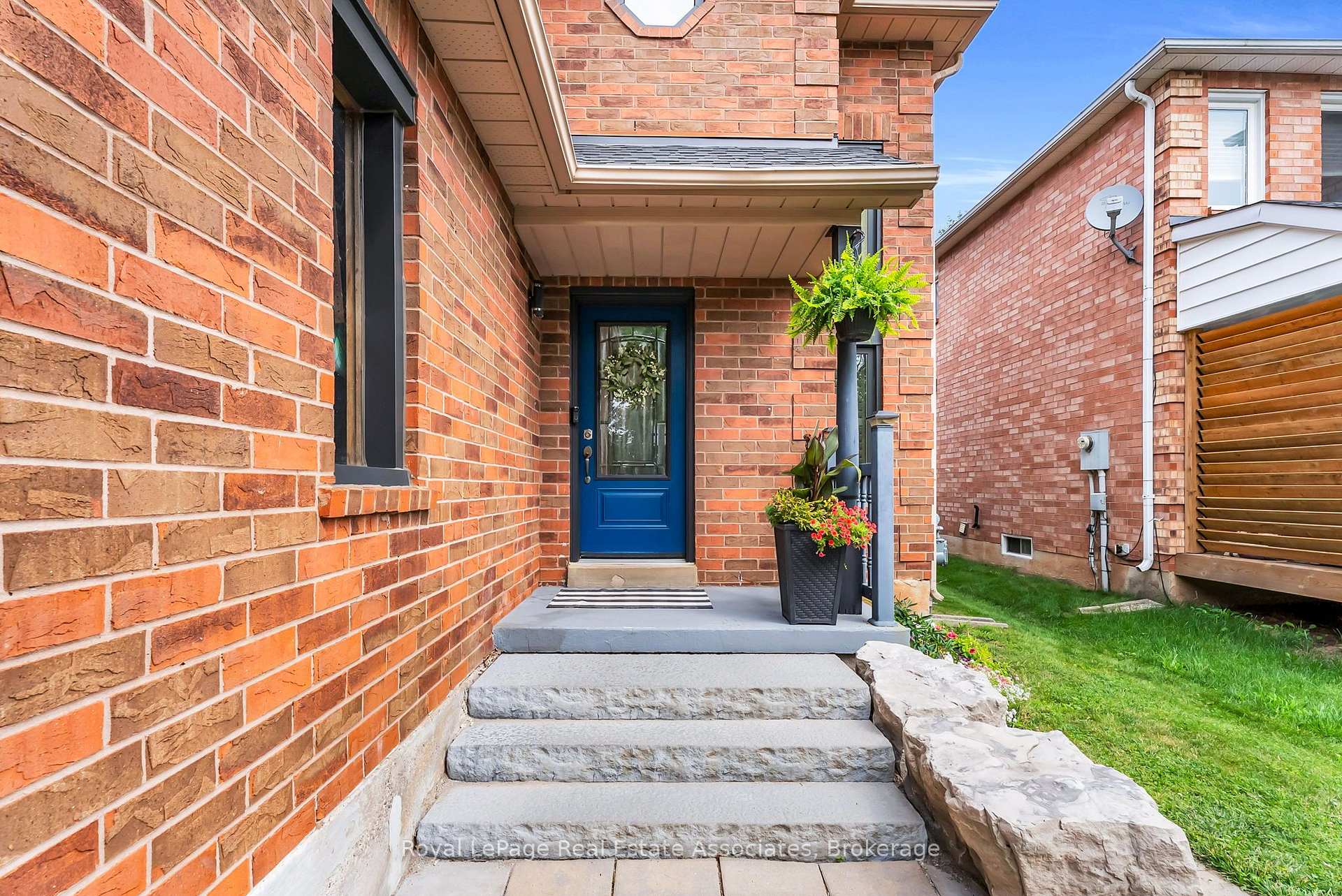 Photo 6 of 22 Mccullough Crescent, Halton Hills, Georgetown — HOMEH