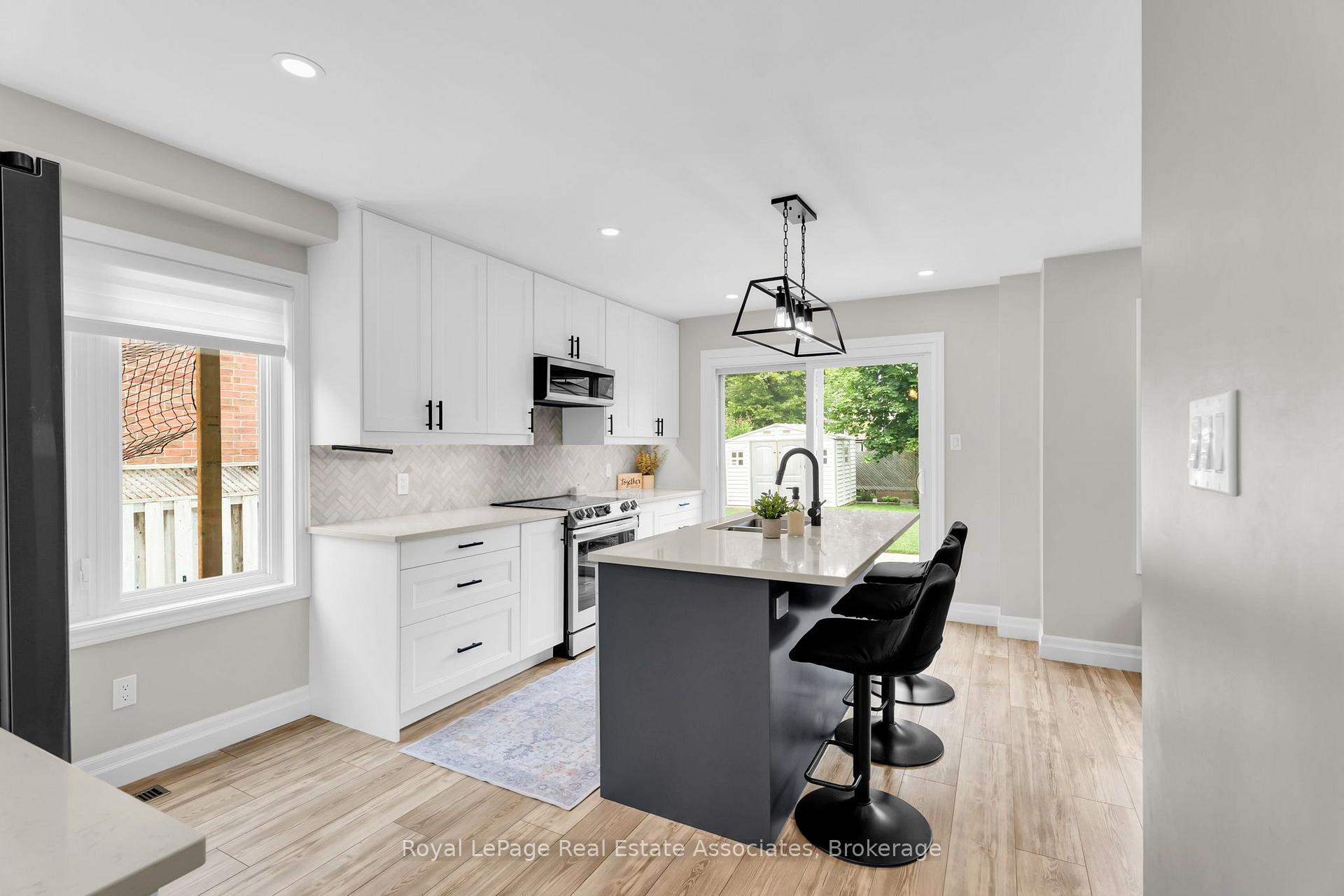 Photo 11 of 22 Mccullough Crescent, Halton Hills, Georgetown — HOMEH