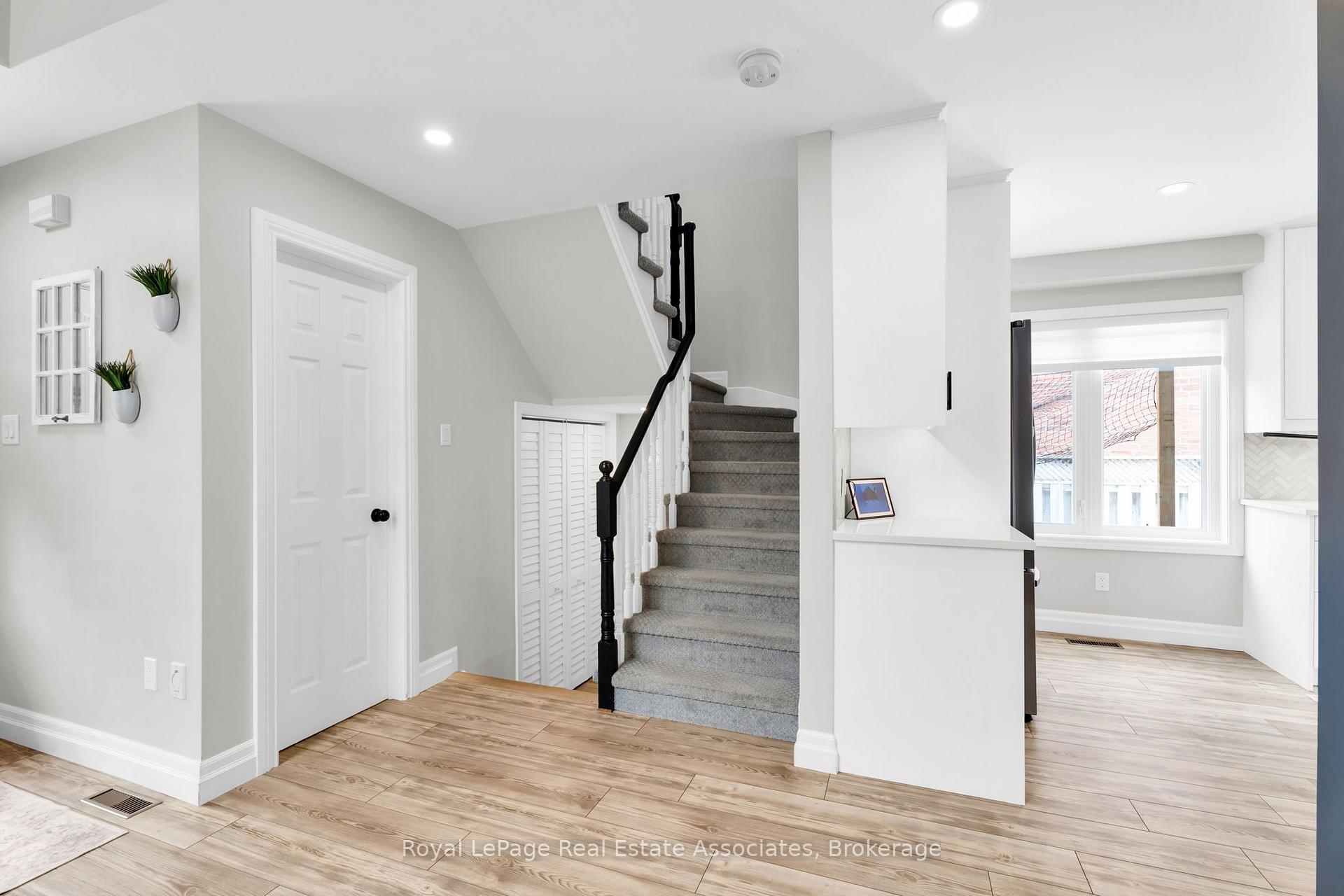 Photo 20 of 22 Mccullough Crescent, Halton Hills, Georgetown — HOMEH