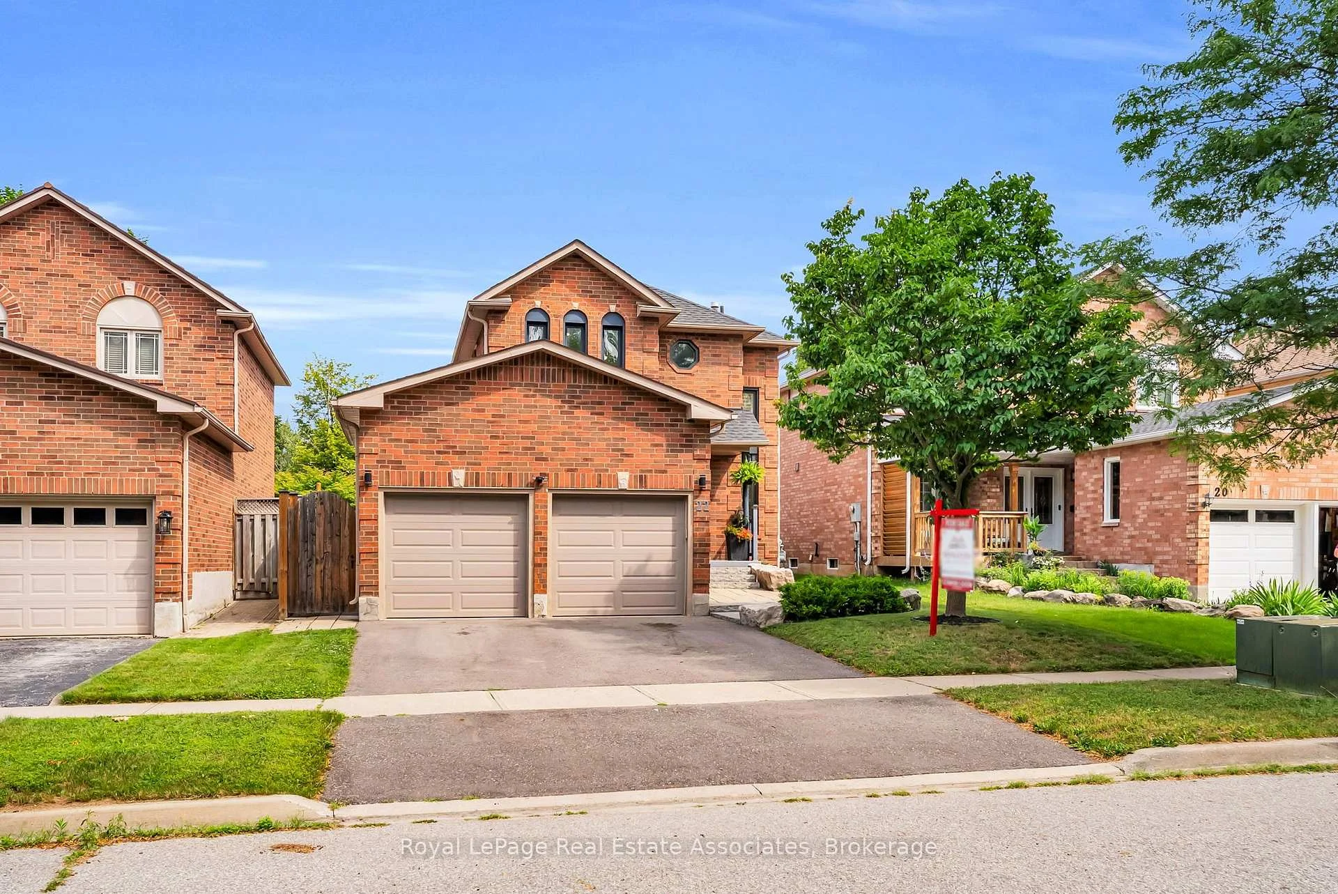 Photo 4 of 22 Mccullough Crescent, Halton Hills, Georgetown — HOMEH