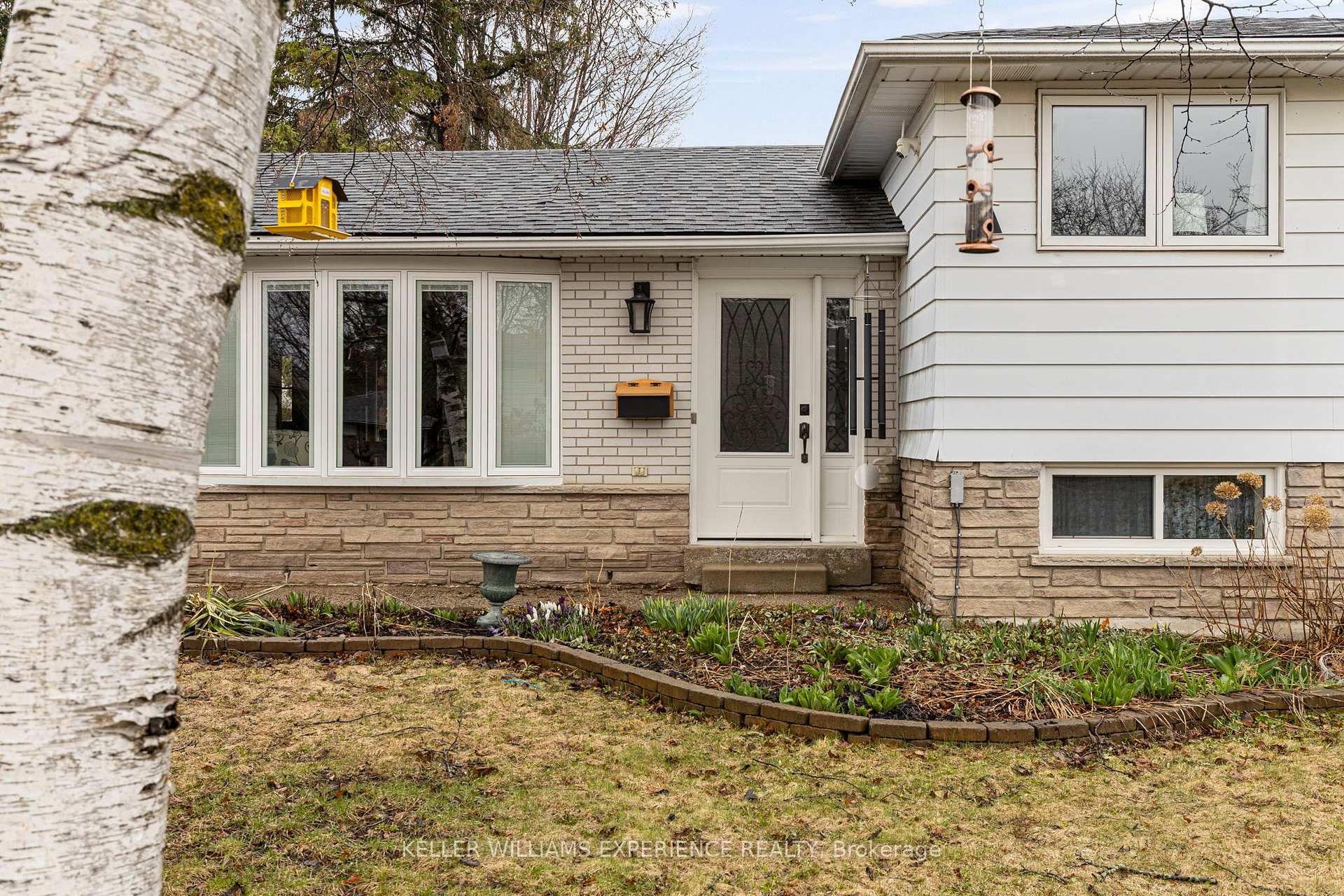 Photo 3 of 27 Rustic Crescent, Orangeville — HOMEH