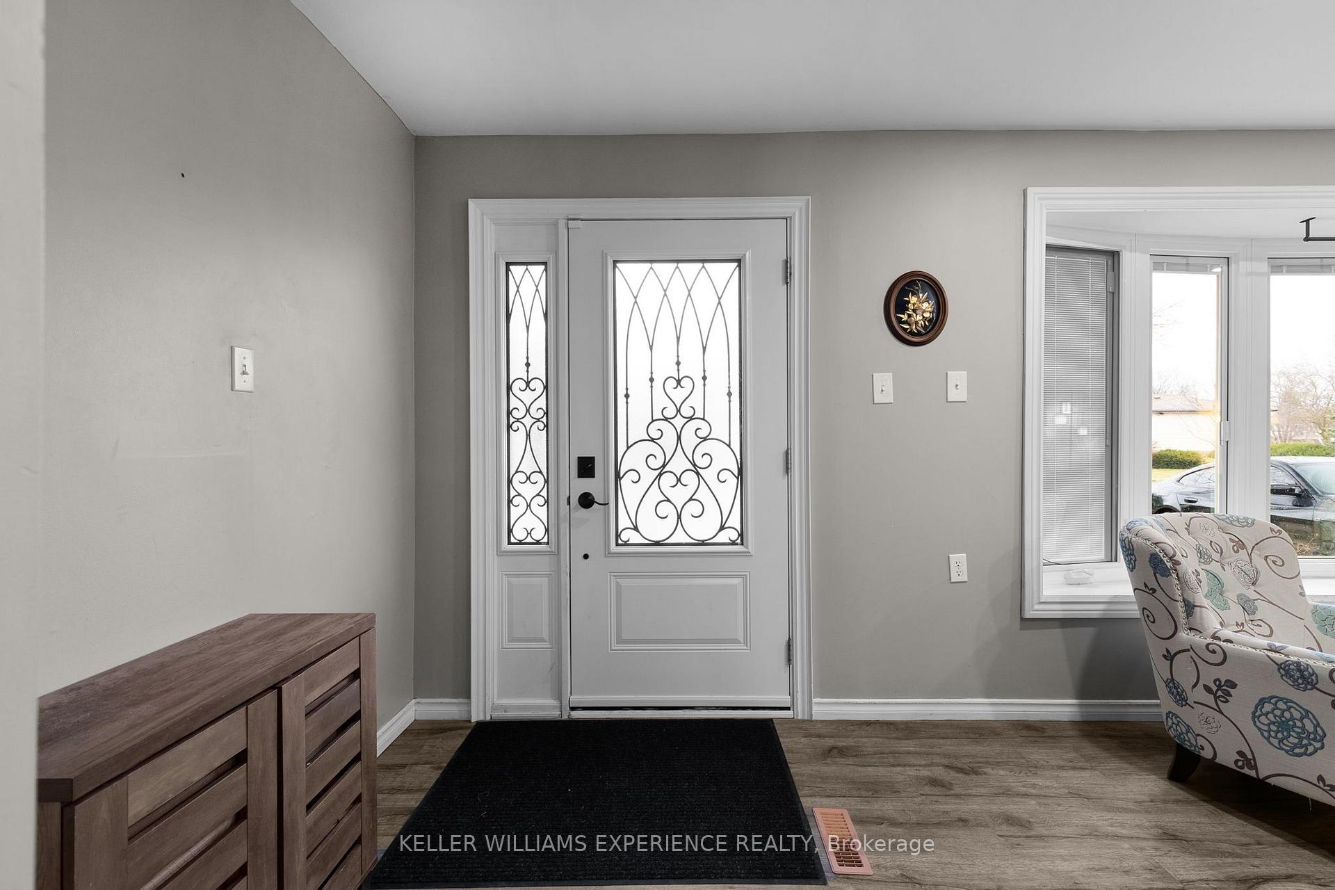 Photo 4 of 27 Rustic Crescent, Orangeville — HOMEH