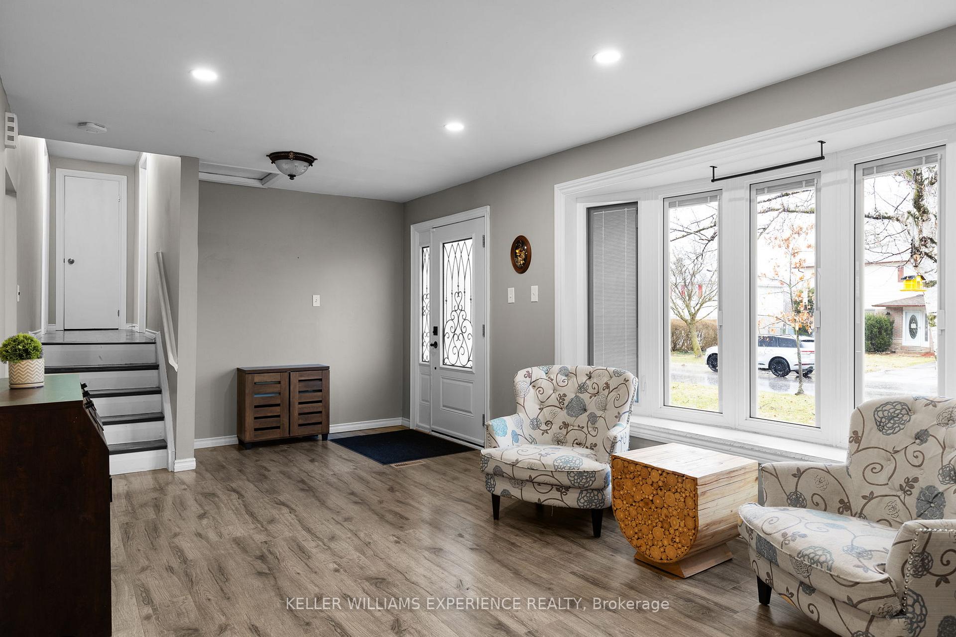 Photo 5 of 27 Rustic Crescent, Orangeville — HOMEH