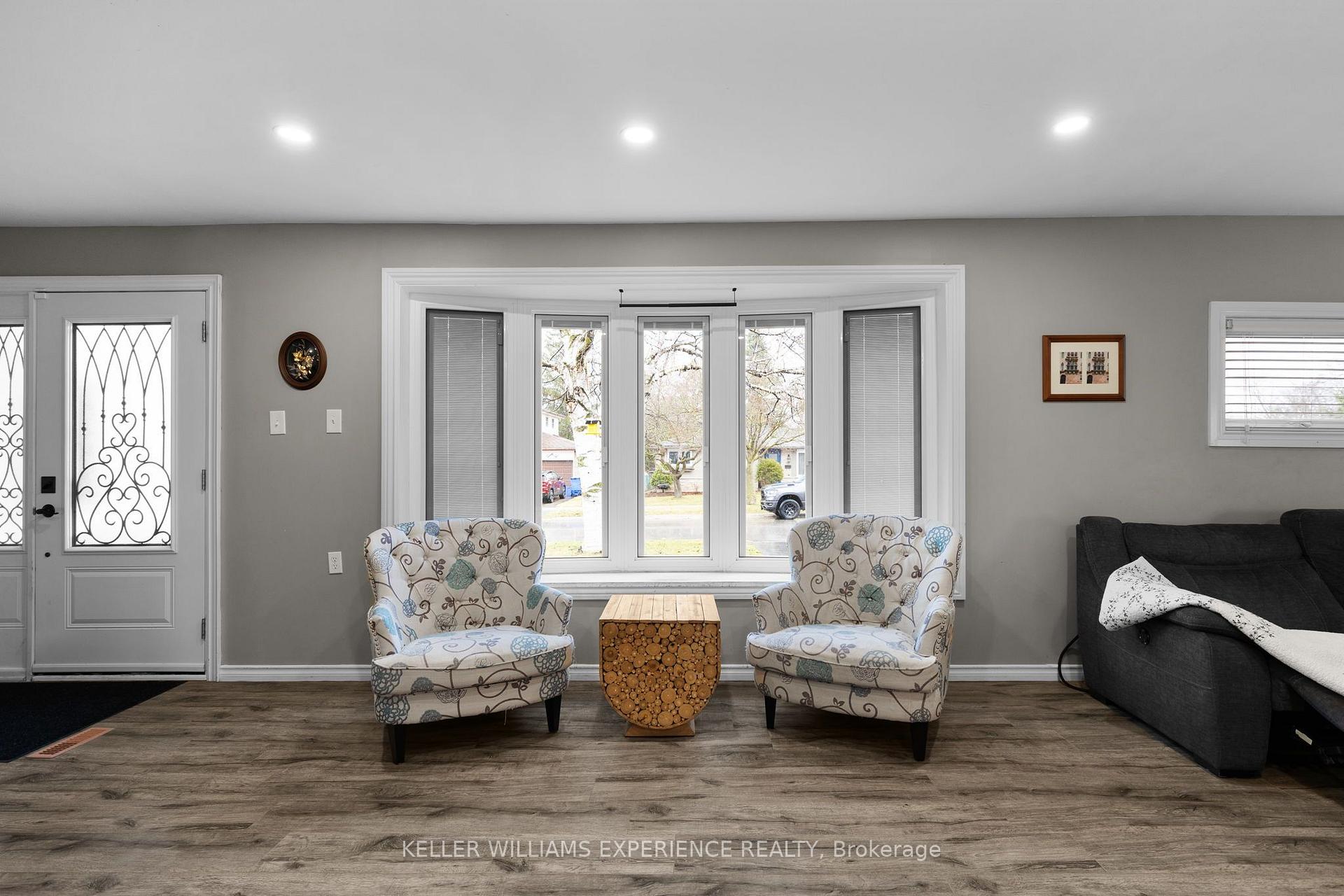 Photo 7 of 27 Rustic Crescent, Orangeville — HOMEH