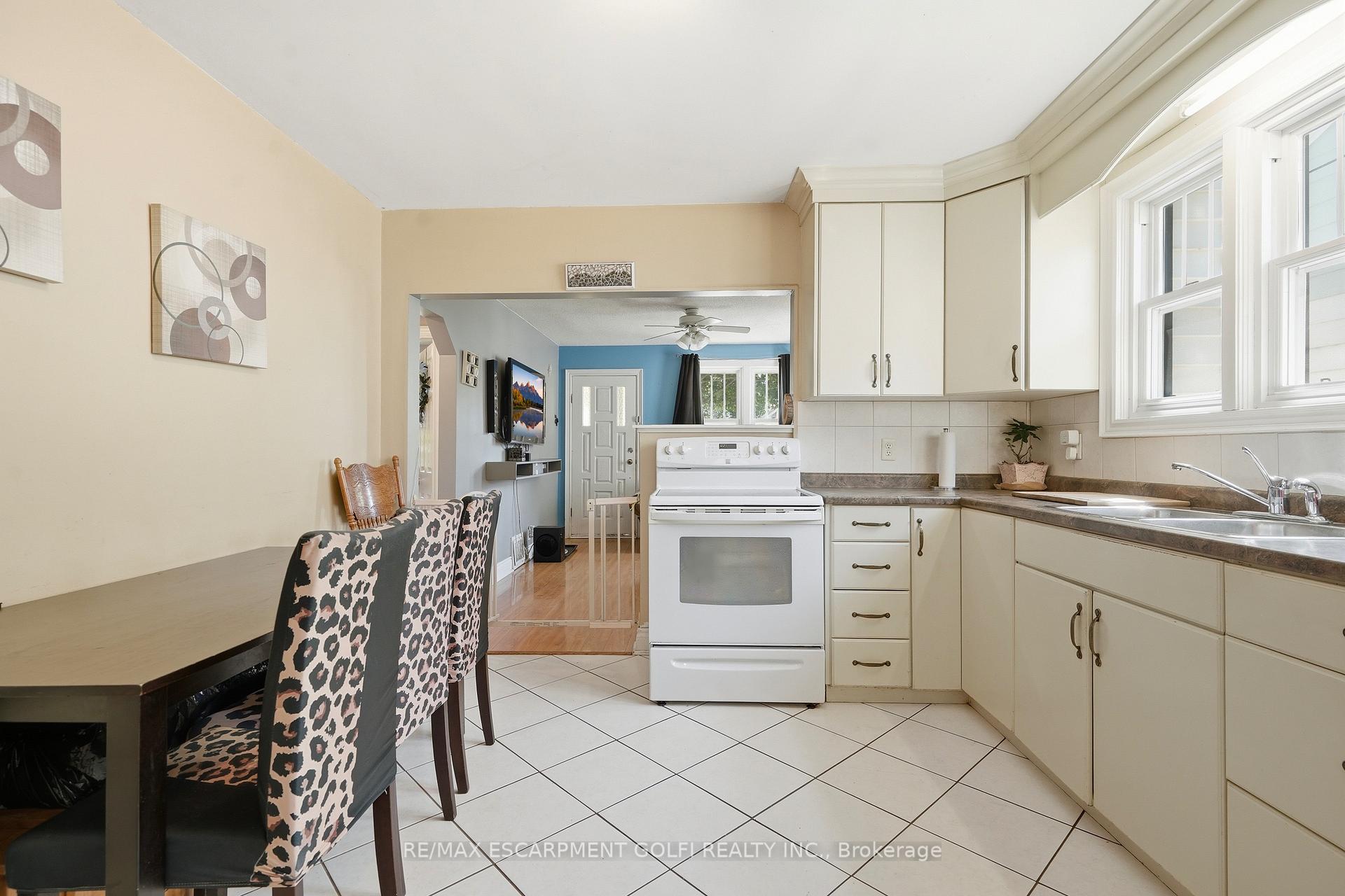 Photo 7 of 13 Prestwick Avenue, St. Catharines, Oakdale — HOMEH