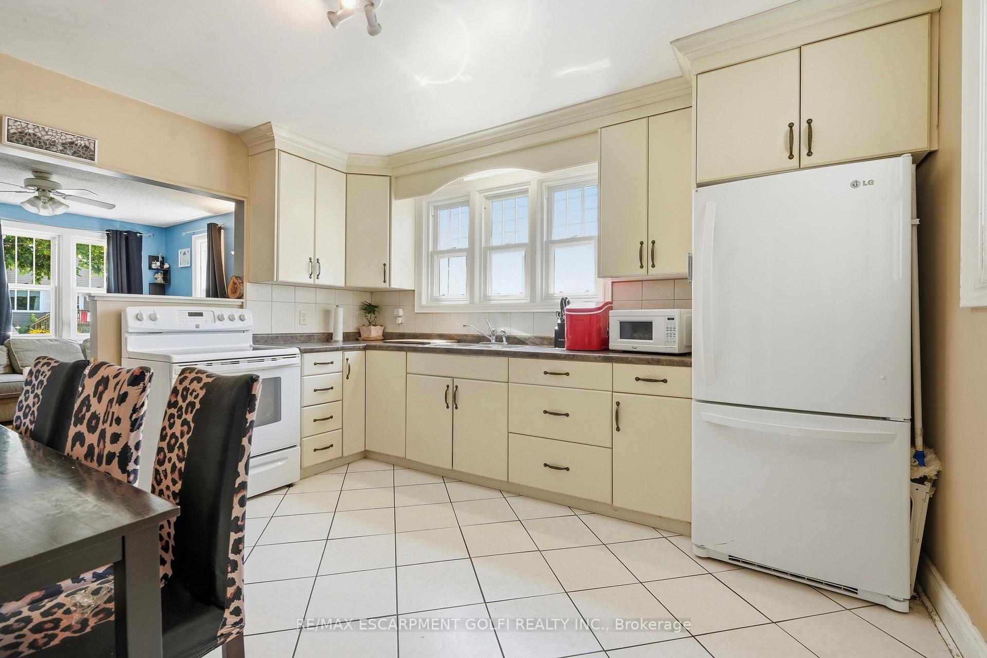Photo 8 of 13 Prestwick Avenue, St. Catharines, Oakdale — HOMEH