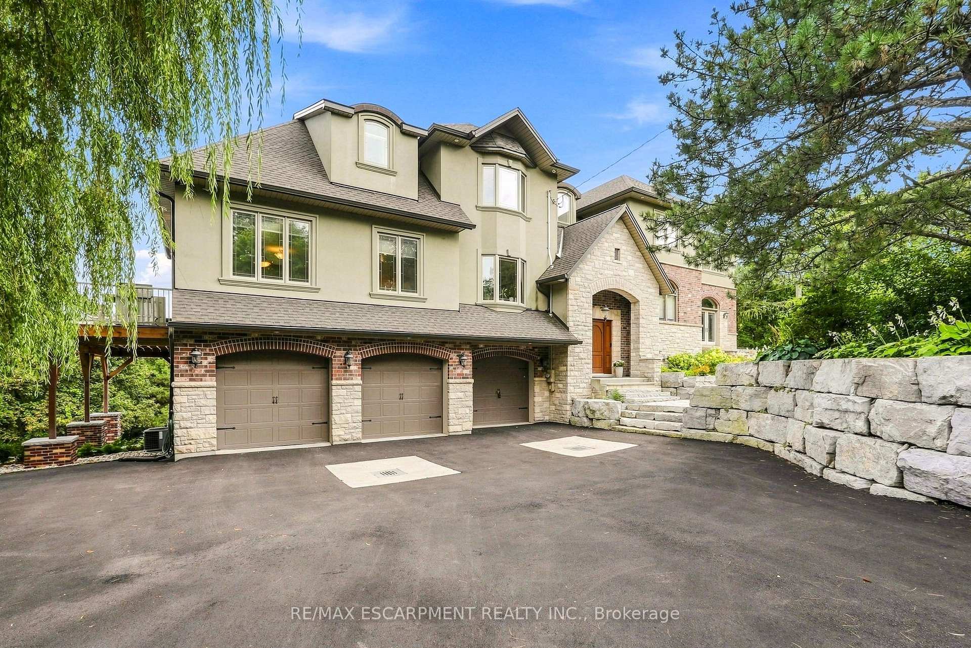 Photo 2 of 1296 Dundas Street, Burlington, Tyandaga — HOMEH