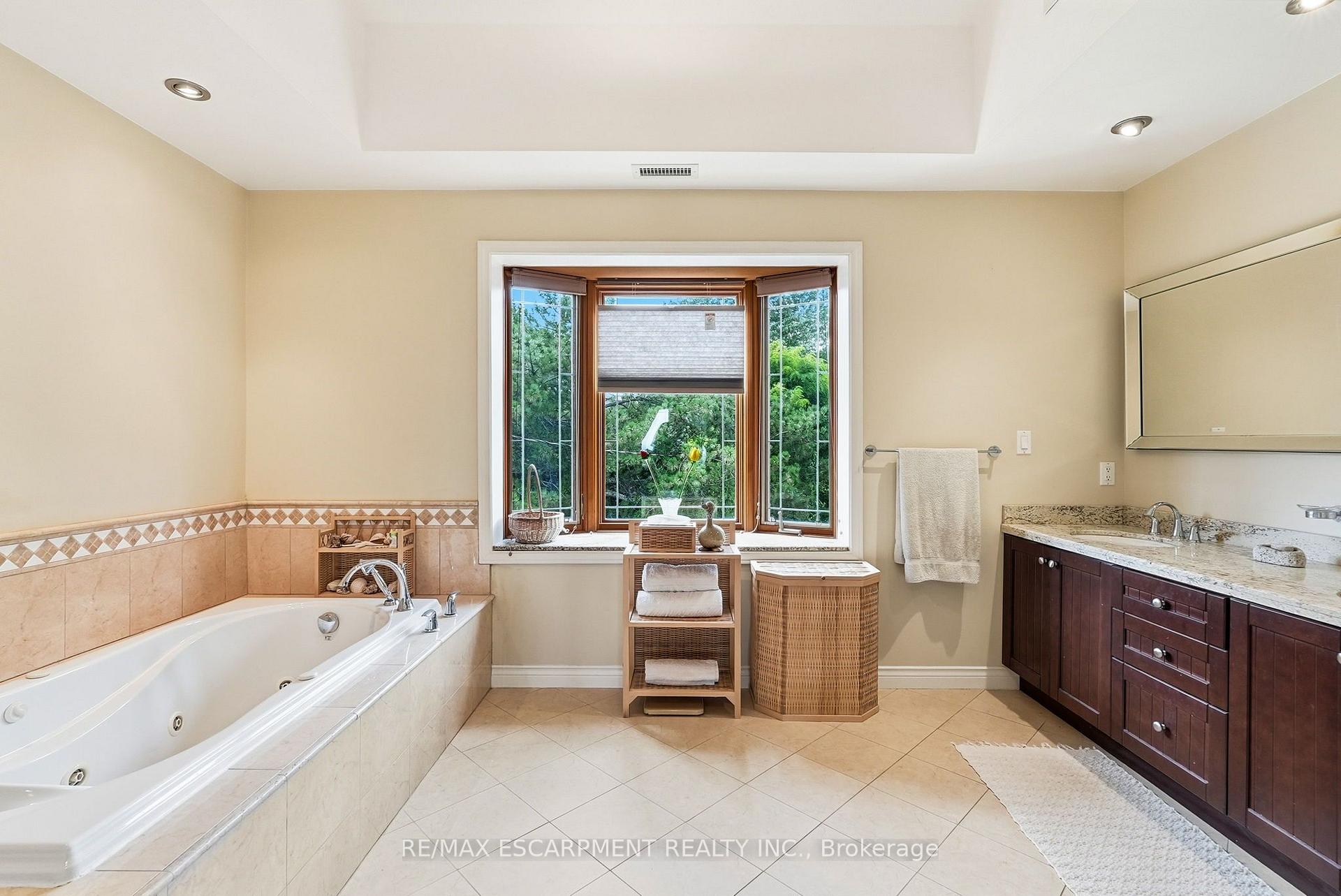 Photo 23 of 1296 Dundas Street, Burlington, Tyandaga — HOMEH