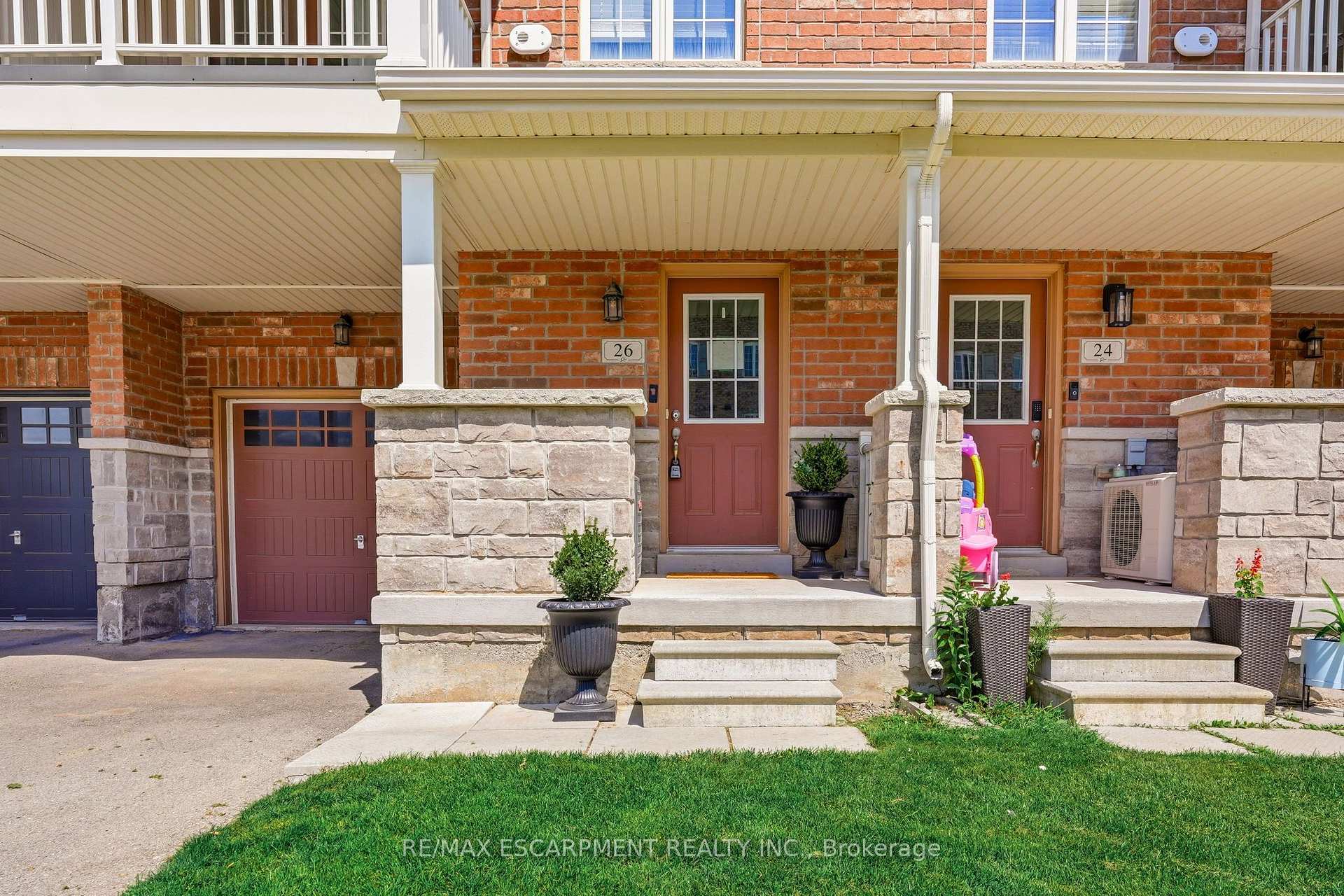 Photo 2 of 26 Hiscott Drive, Hamilton, Waterdown — HOMEH
