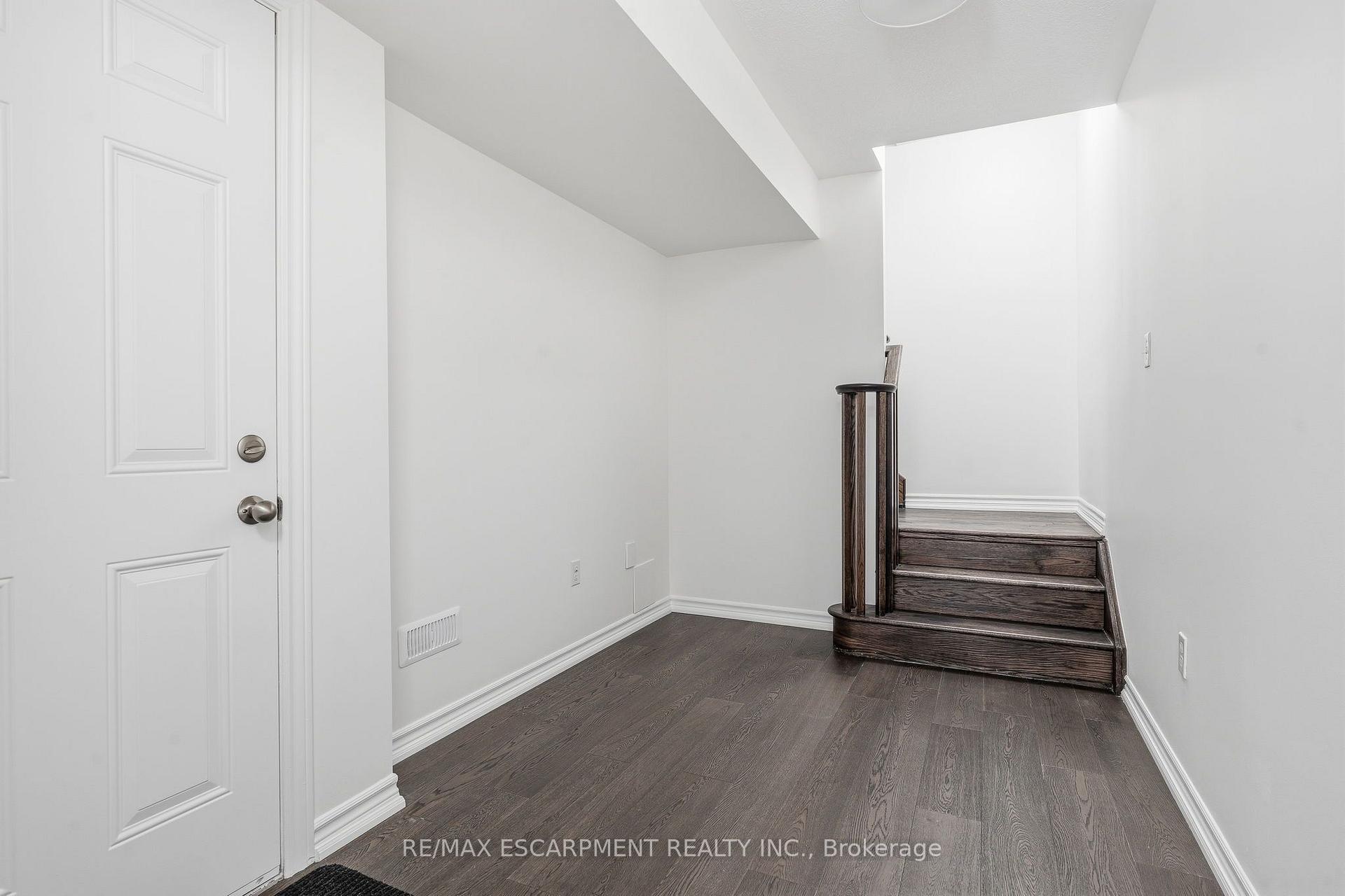 Photo 3 of 26 Hiscott Drive, Hamilton, Waterdown — HOMEH