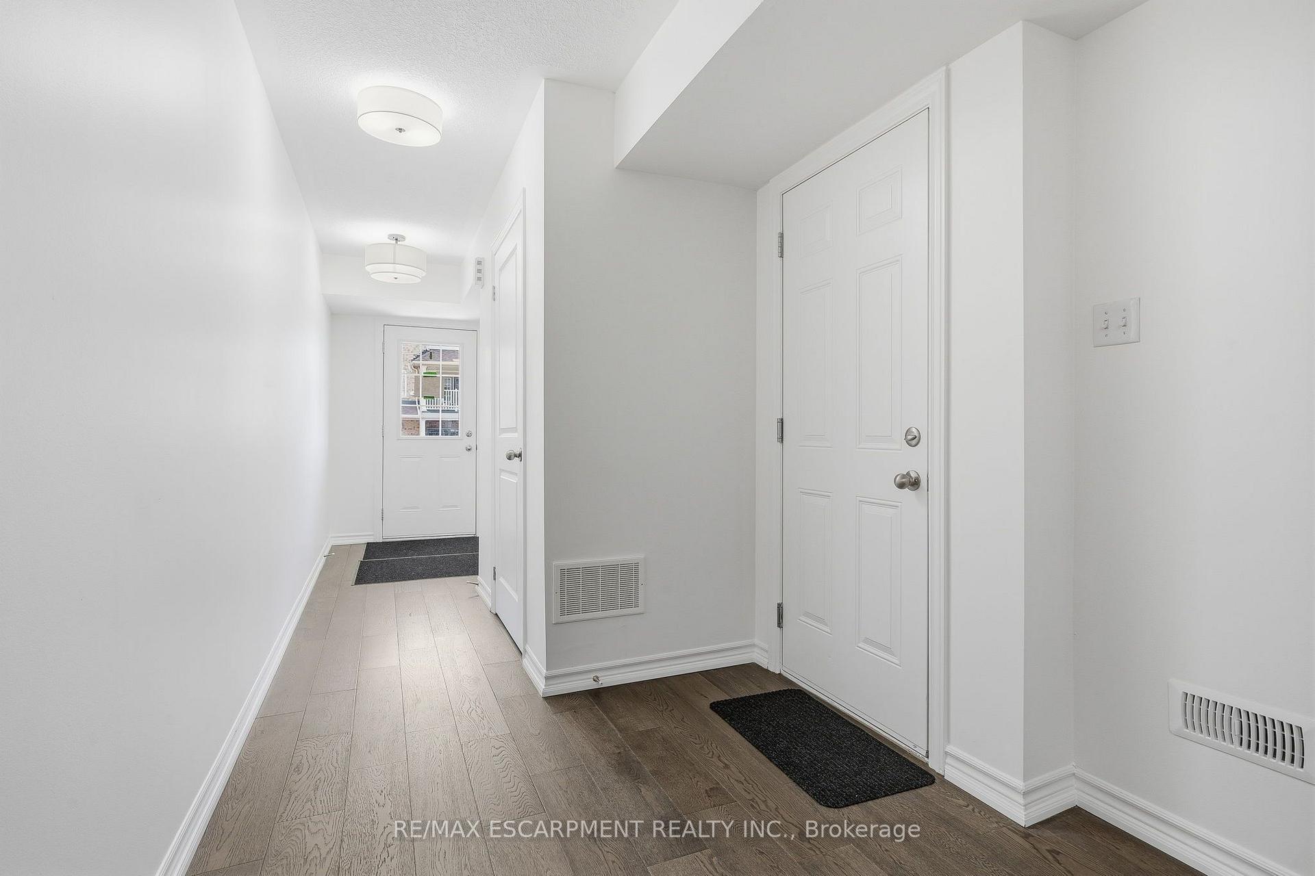 Photo 5 of 26 Hiscott Drive, Hamilton, Waterdown — HOMEH