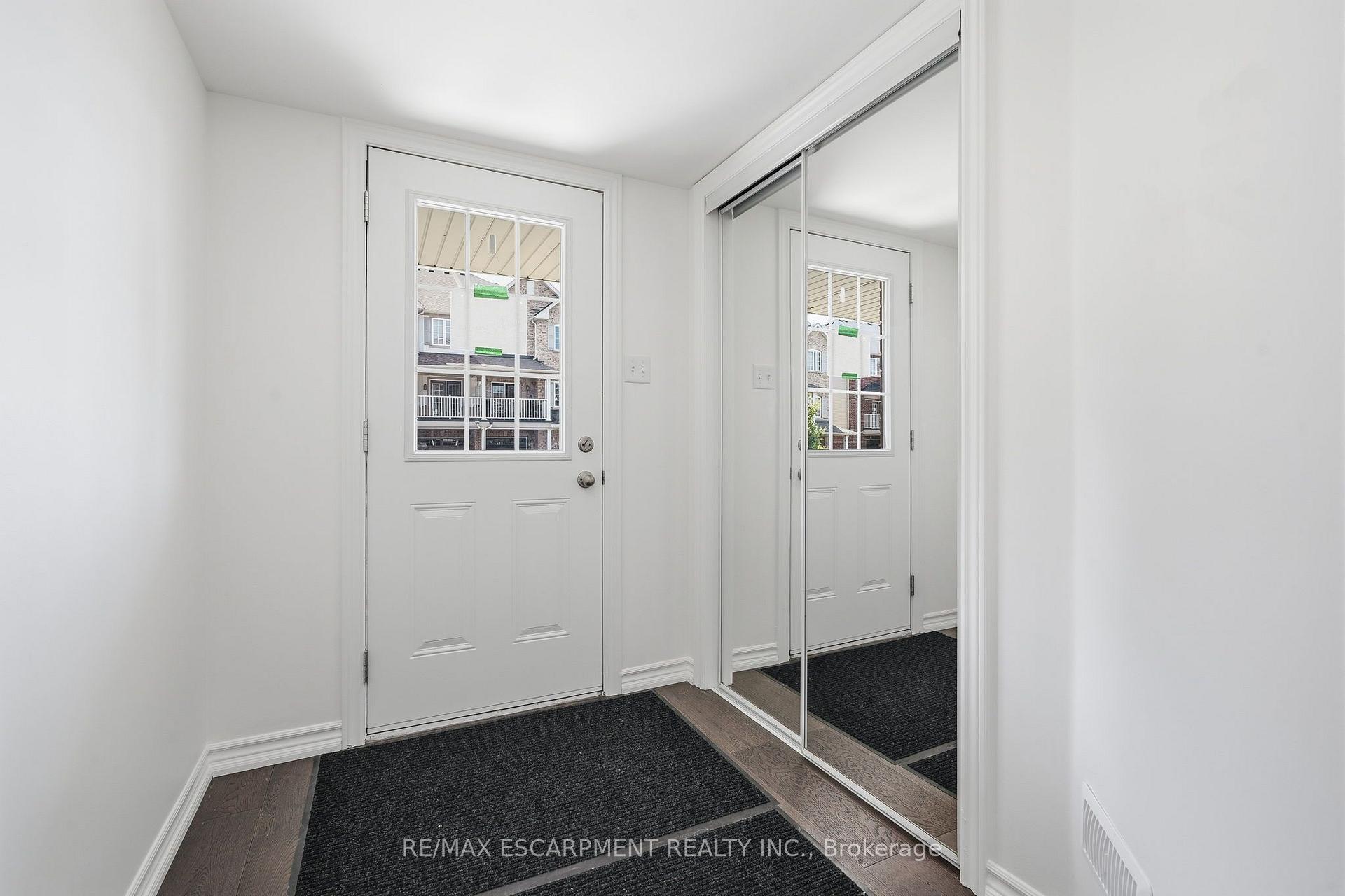 Photo 4 of 26 Hiscott Drive, Hamilton, Waterdown — HOMEH