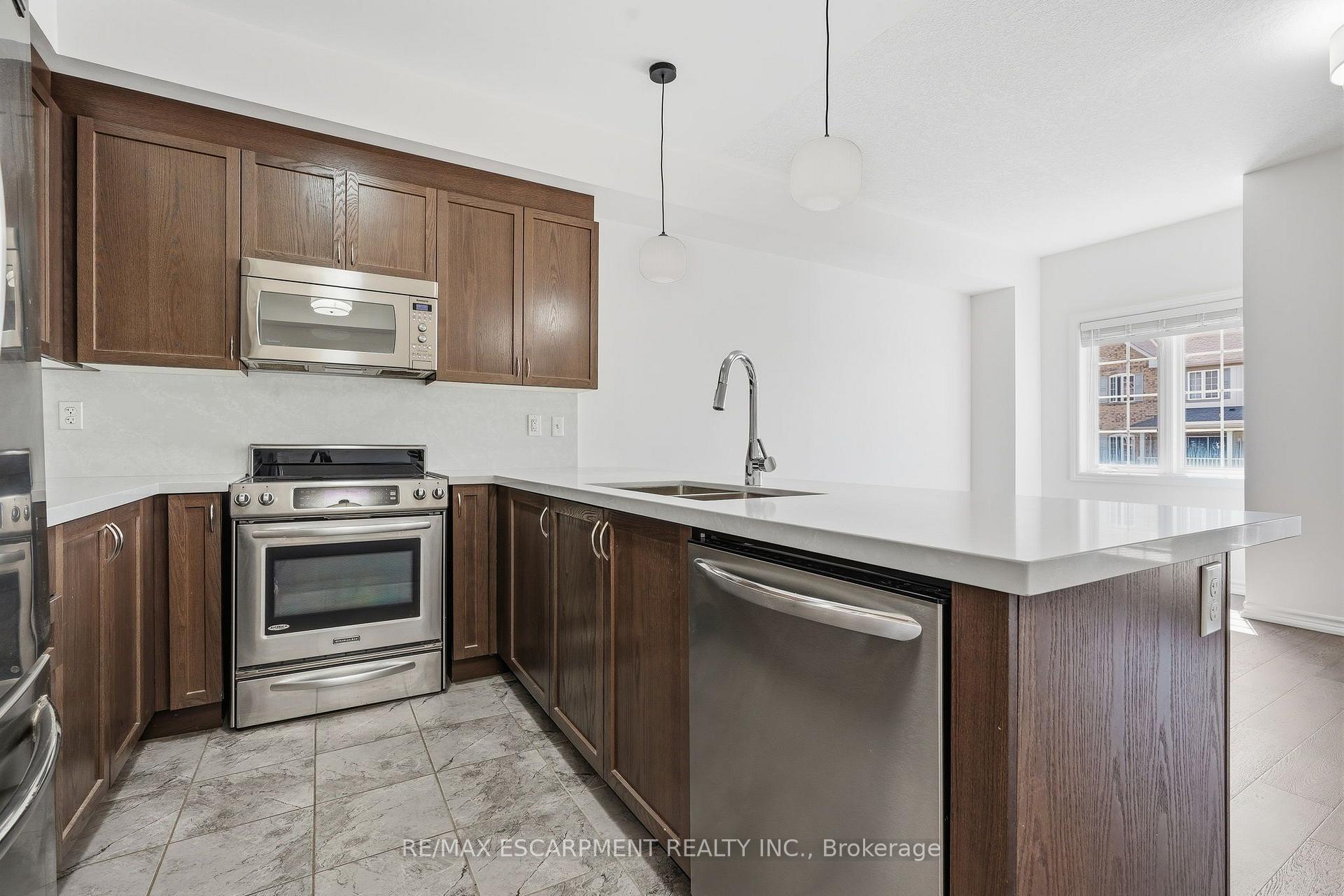 Photo 6 of 26 Hiscott Drive, Hamilton, Waterdown — HOMEH