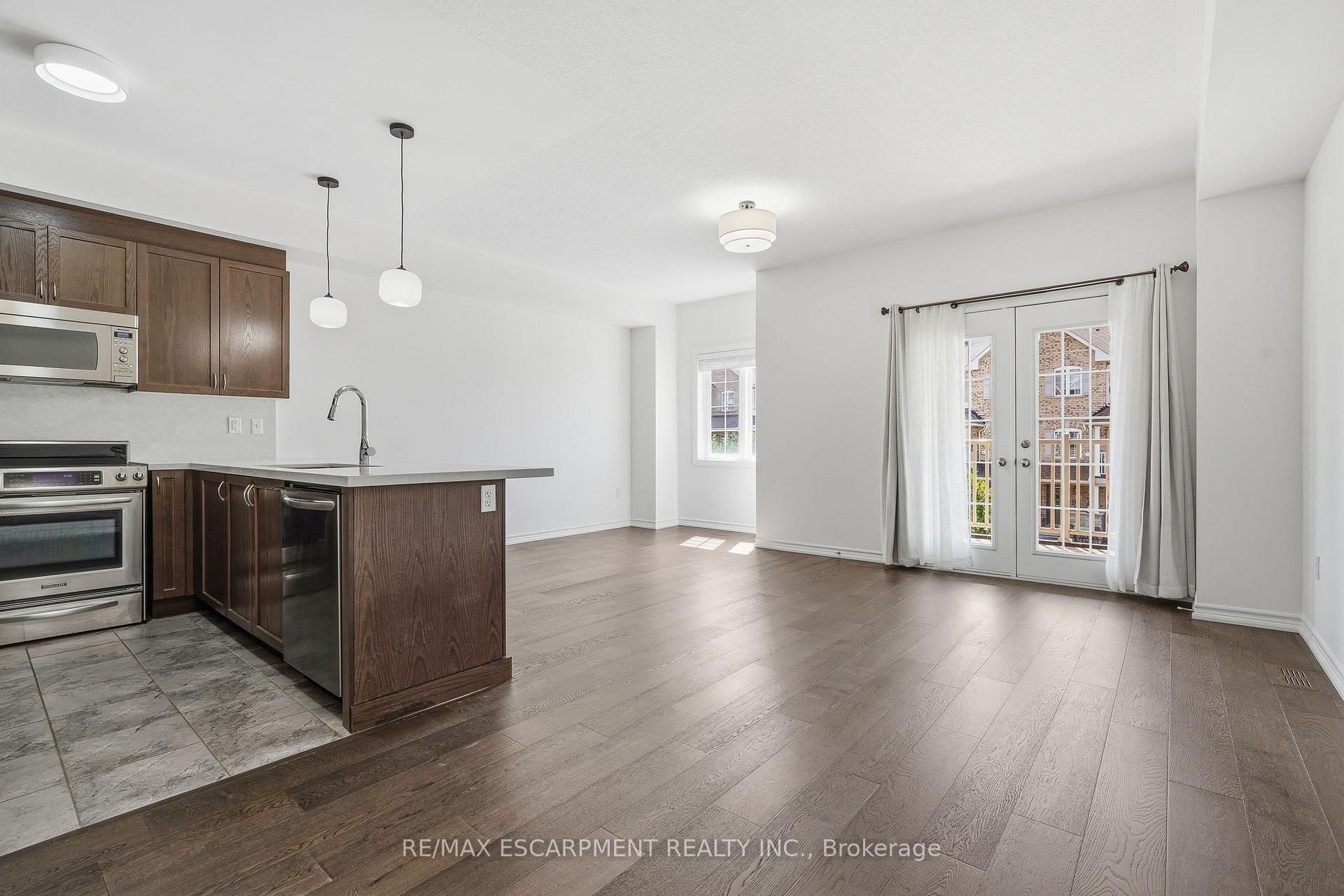 Photo 10 of 26 Hiscott Drive, Hamilton, Waterdown — HOMEH