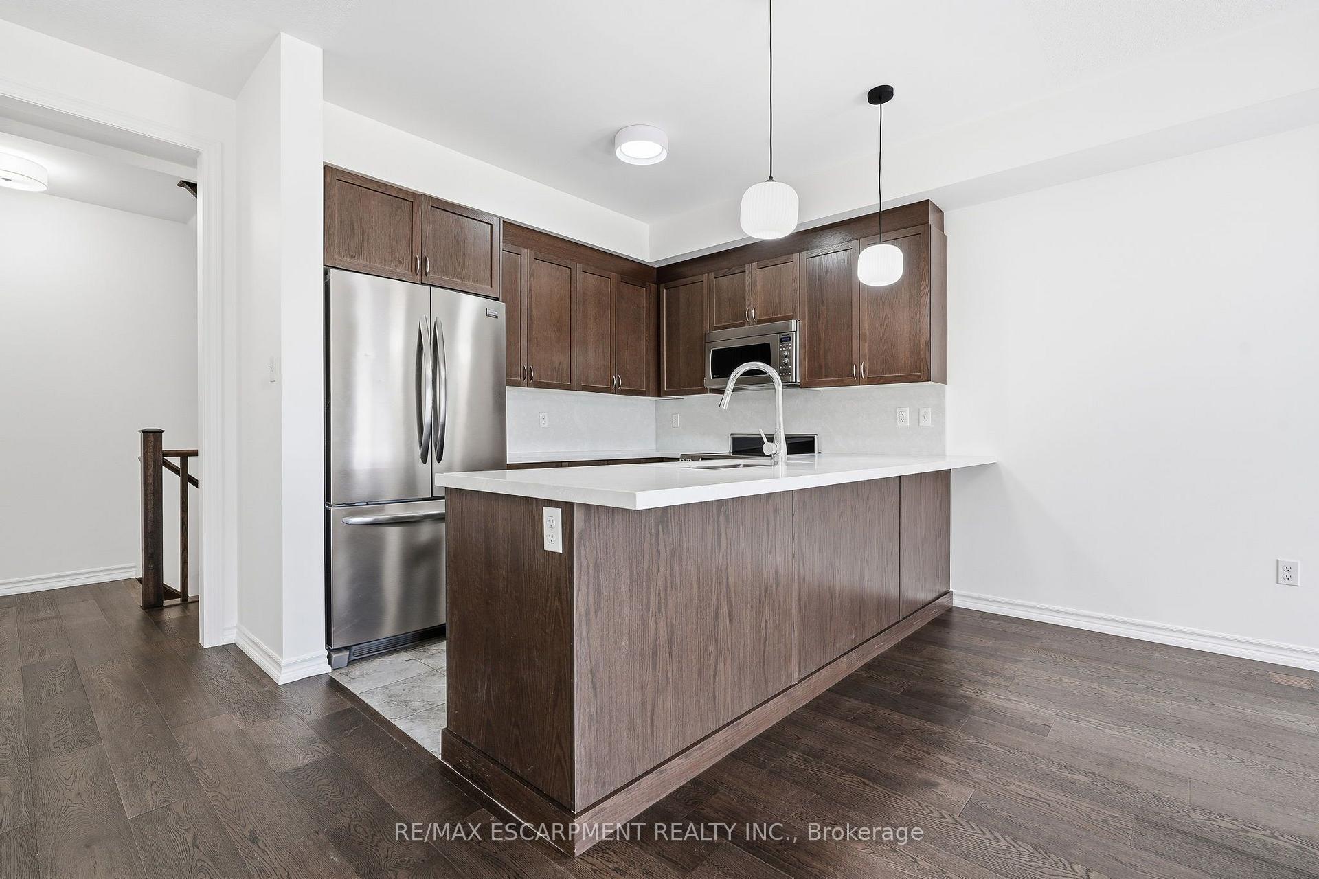 Photo 11 of 26 Hiscott Drive, Hamilton, Waterdown — HOMEH