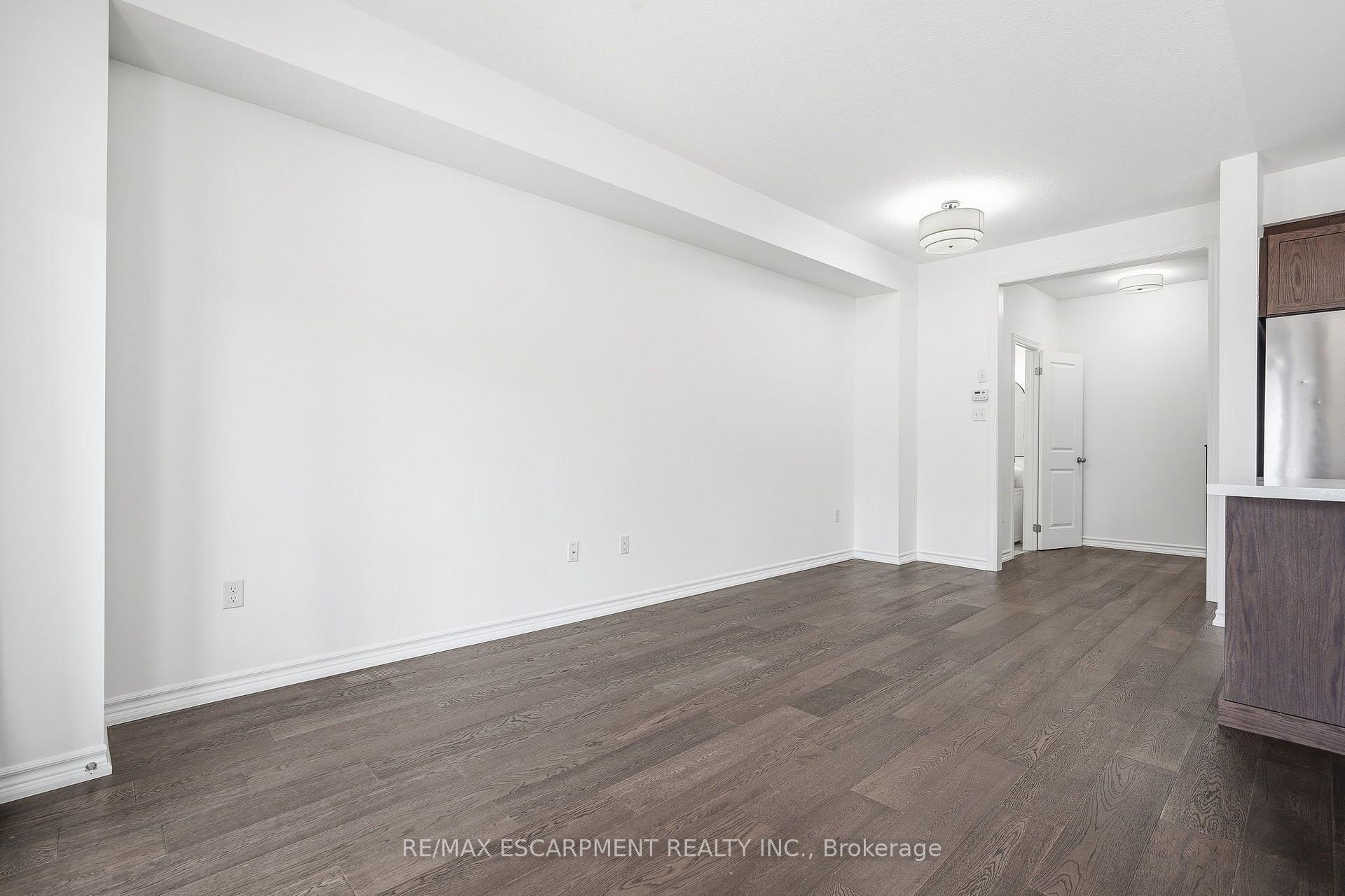 Photo 12 of 26 Hiscott Drive, Hamilton, Waterdown — HOMEH