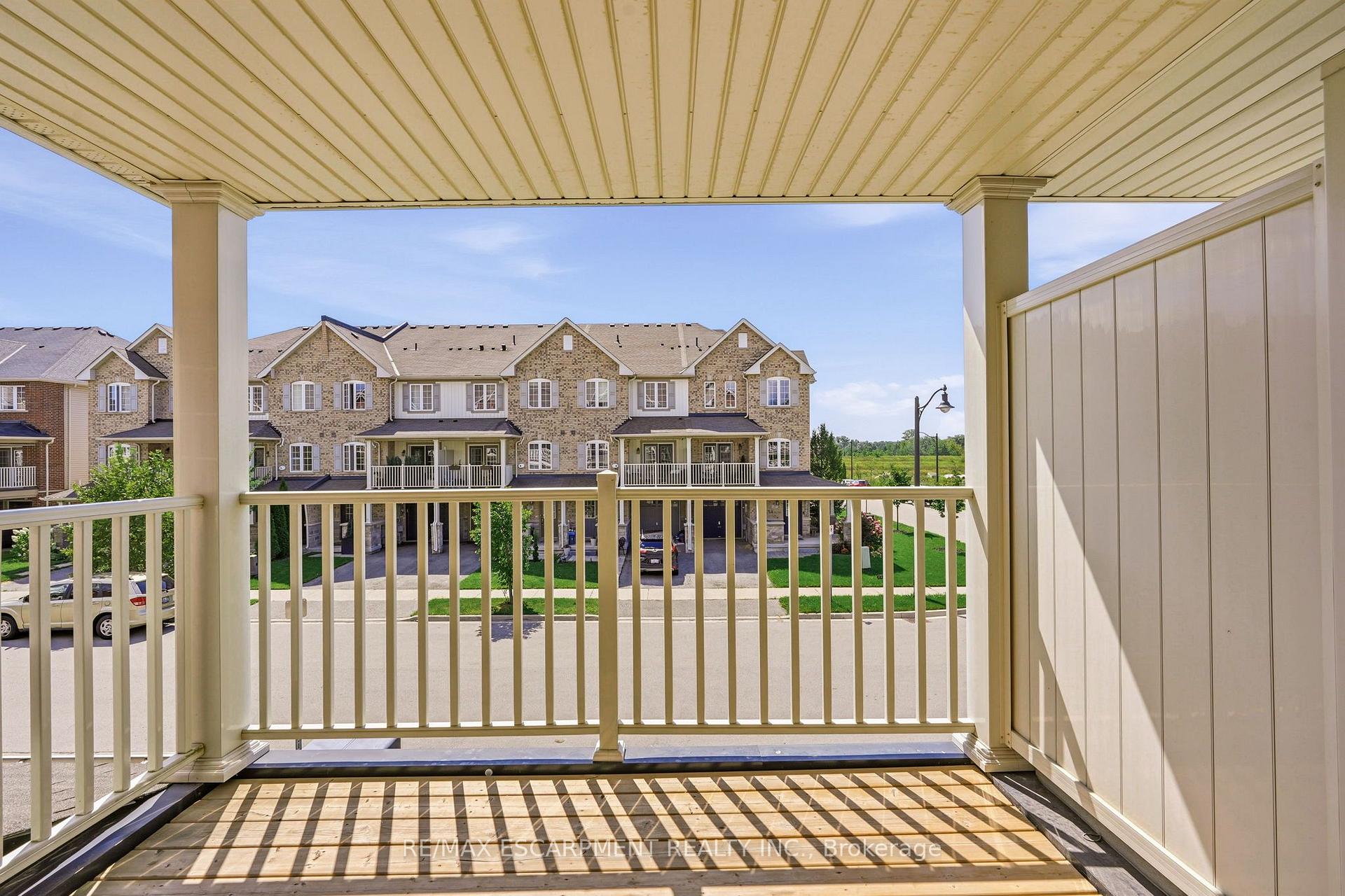 Photo 13 of 26 Hiscott Drive, Hamilton, Waterdown — HOMEH
