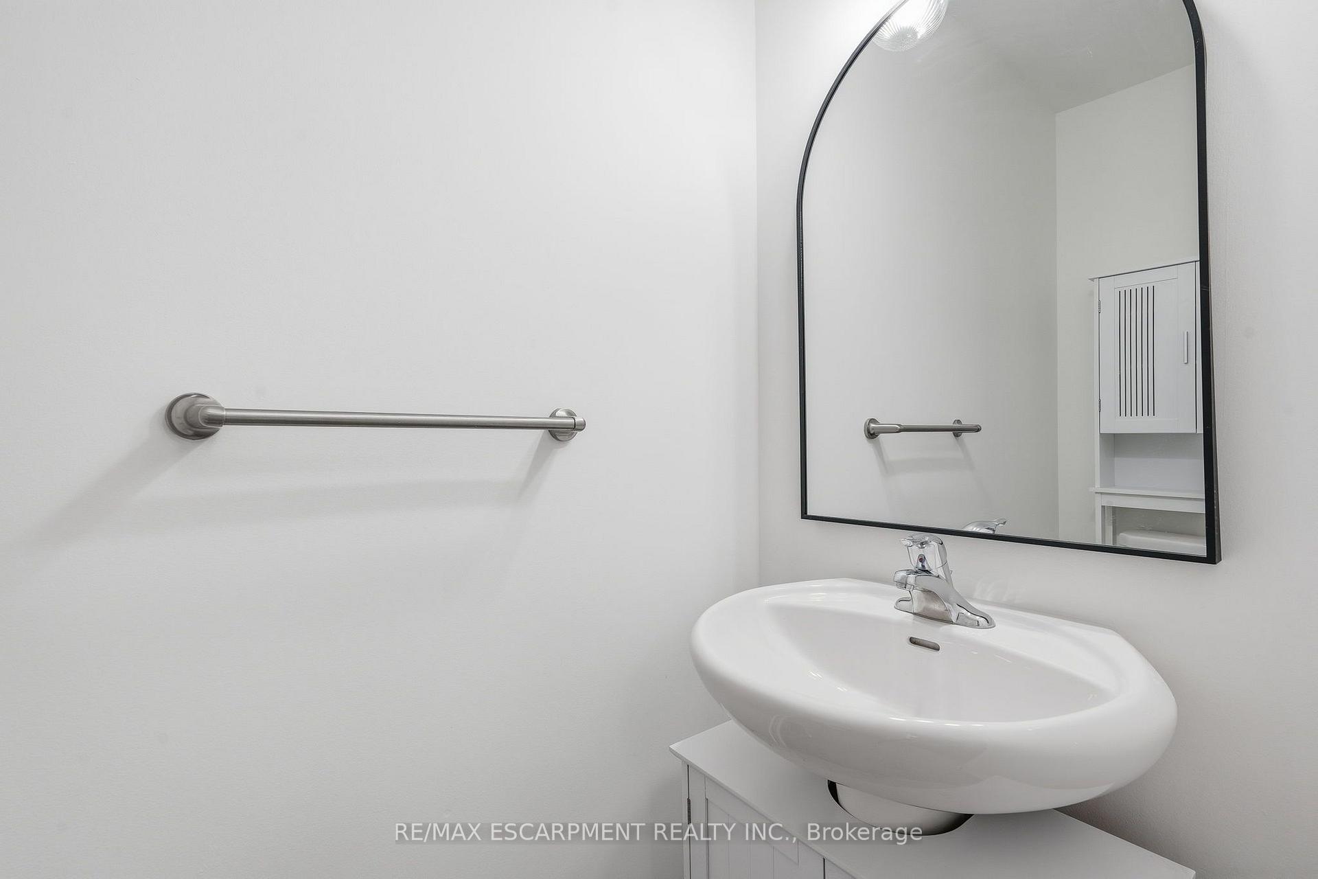 Photo 15 of 26 Hiscott Drive, Hamilton, Waterdown — HOMEH
