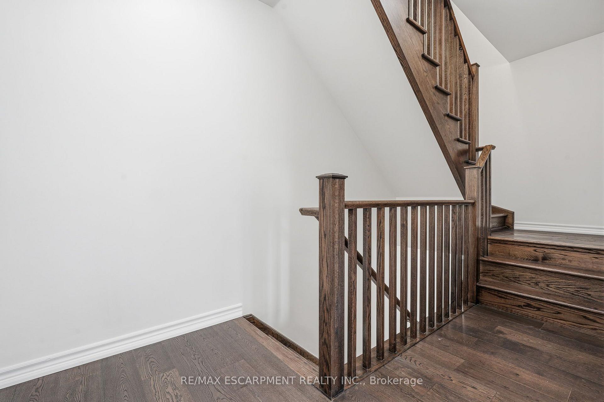 Photo 16 of 26 Hiscott Drive, Hamilton, Waterdown — HOMEH
