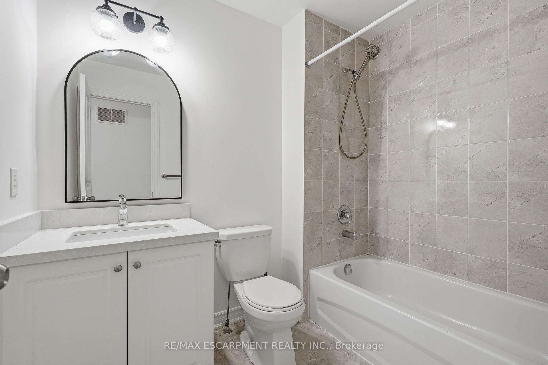 Photo 17 of 26 Hiscott Drive, Hamilton, Waterdown — HOMEH