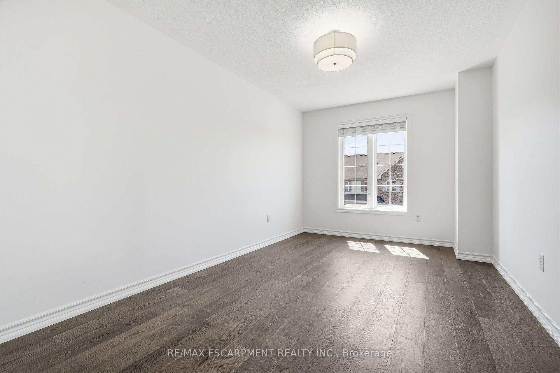 Photo 18 of 26 Hiscott Drive, Hamilton, Waterdown — HOMEH