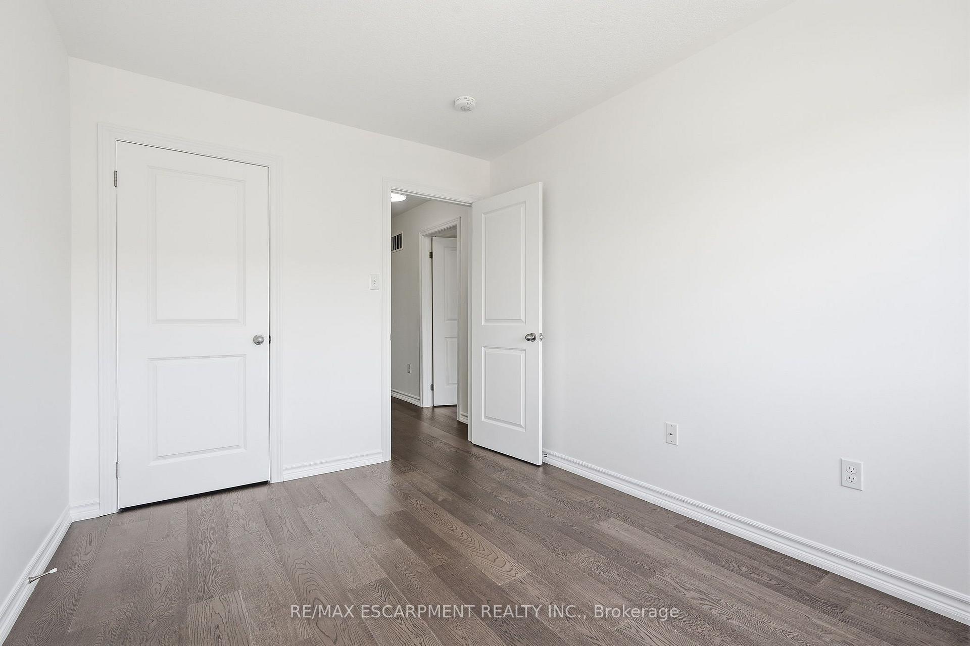 Photo 22 of 26 Hiscott Drive, Hamilton, Waterdown — HOMEH