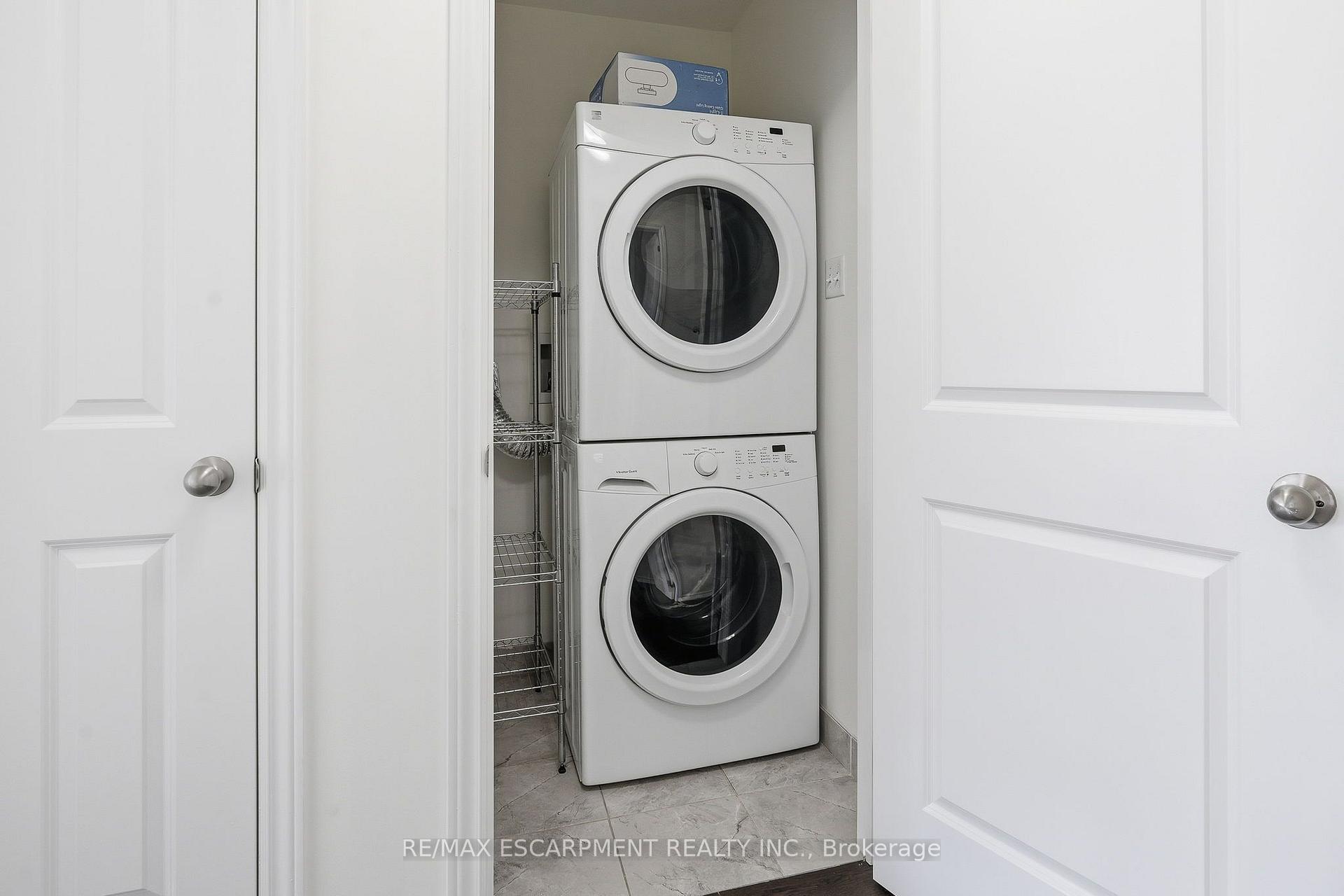 Photo 23 of 26 Hiscott Drive, Hamilton, Waterdown — HOMEH